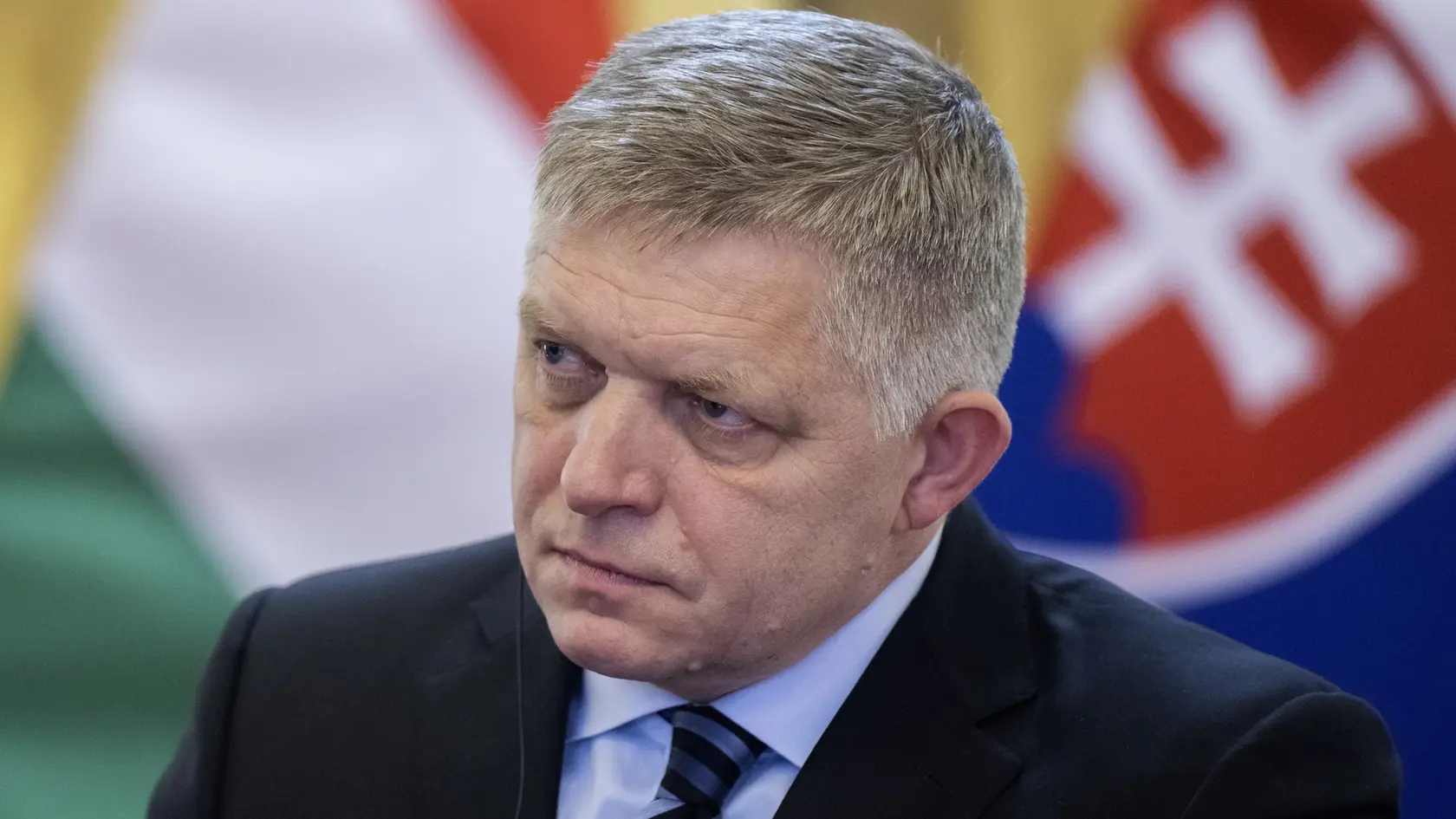 Na snímke slovenský premiér Robert Fico (Smer-SD) počas tlačovej konferencie s maďarským premiérom Viktorom Orbánom v Bratislave v pondelok 28. apríla 2025.