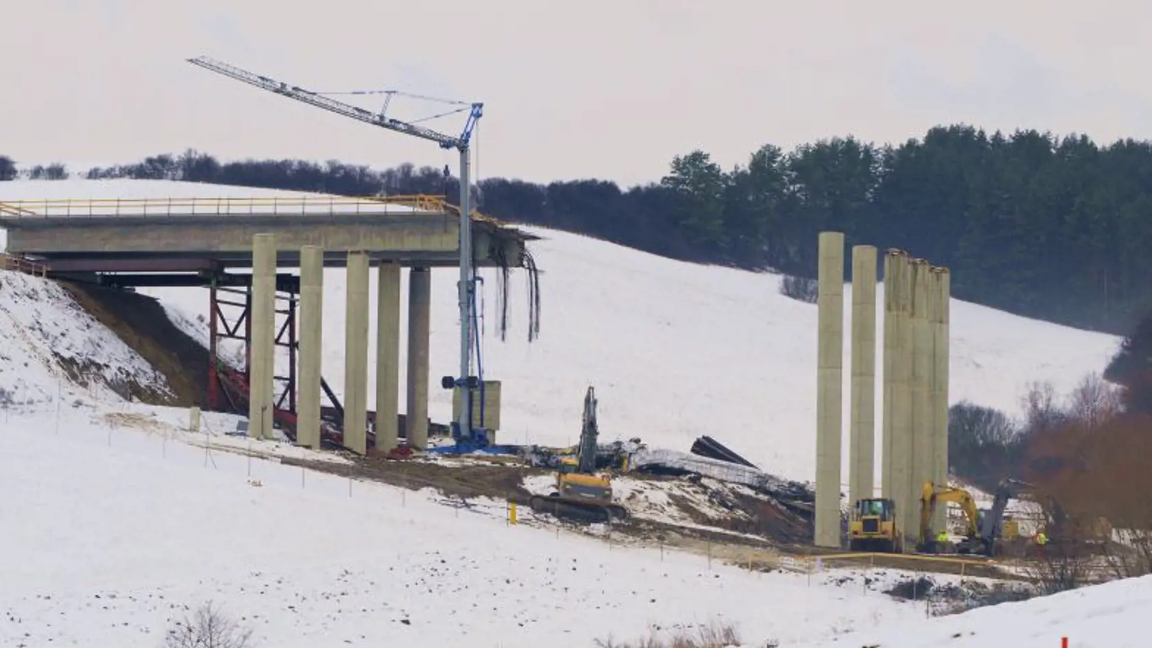 Na snímke poh¾ad na ažké mechanizmy, ktoré odstraòujú trosky spadnutého mosta pri Kurimanoch v Iliašovciach vo štvrtok 20. decembra 2012. FOTO TASR - Oliver Ondráš