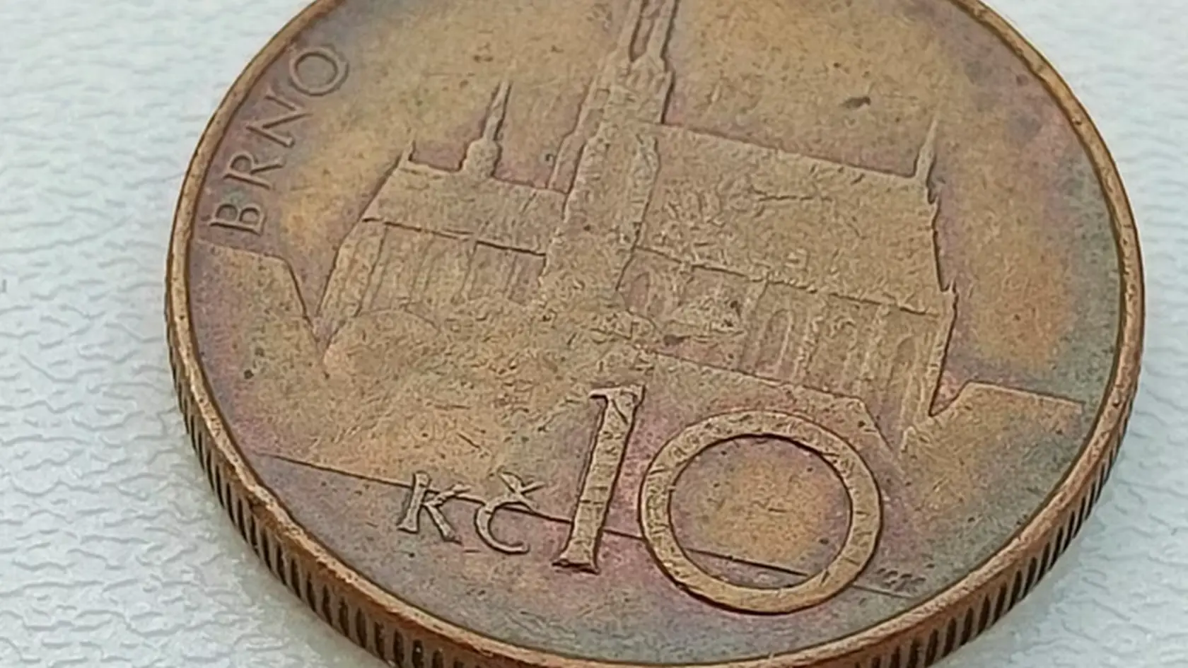Desaťkorunová minca z roku 1993 sa na aukcii na Aukro.cz predala za niekoľko desiatok tisíc českých korún.
