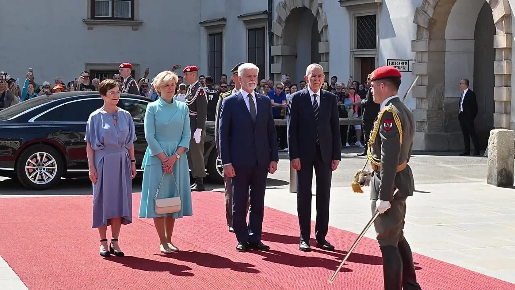Prvá dáma Česka Eva Pavlová opäť nesklamala. Na slávnostnom stretnutí s mozambickým prezidentom Filipom Nyusim si obliekla dokonalú róbu za stovky eur, ktorá okrem iného vyzdvihla jej pôvab a znamenitý vkus. Šaty v sebe niesli posolstvo a prvá dáma bola jednoznačne neprehliadnuteľná.