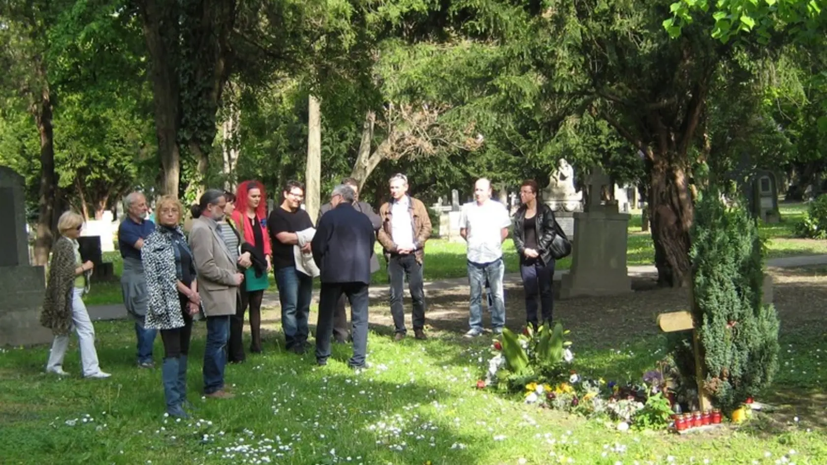 Slávne osobnosti: Na Ondrejskom cintoríne sú pochovaní aj známy herec Július Satinský, či člen Radošinského naivného divadla Ján Melkovič. Na snímke členovia divadla pri jeho hrobe.
