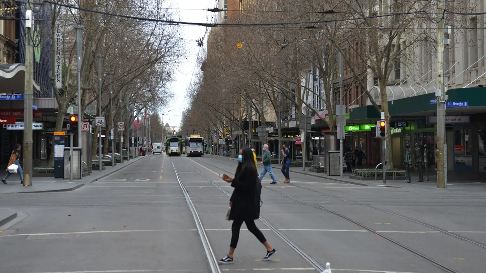Vyľudnená ulica v austrálskom meste Melbourne. V celom štáte Viktória momentálne platí prísny lockdown, ktorý ale skončí už dnes v noci.