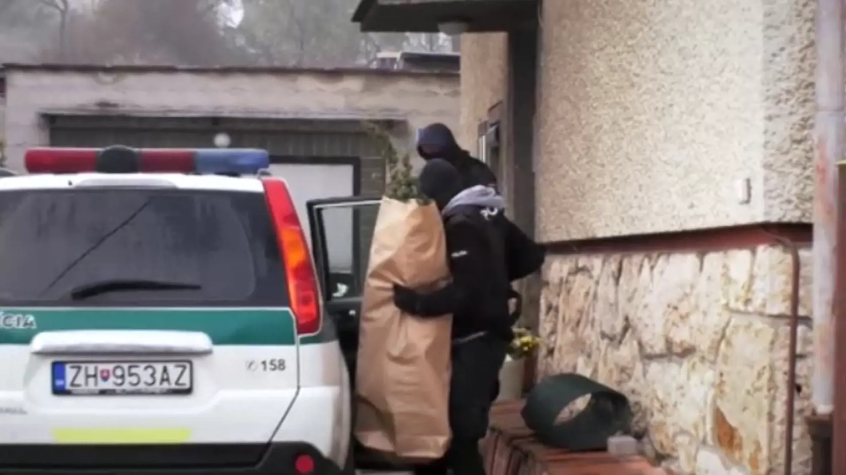 Policajti zhabali u muža takmer šesť kilogramov marihuany.