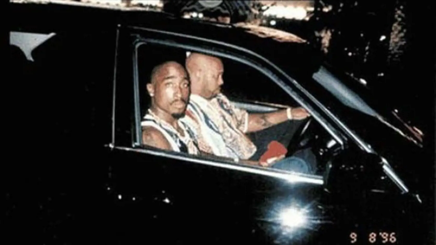 Známy rapper Tupac Shakur zomrel pri gangsterskej prestrelke v aute mladý, len ako 25 ročný. Na fotke v aute smrti so svojim manažérom.