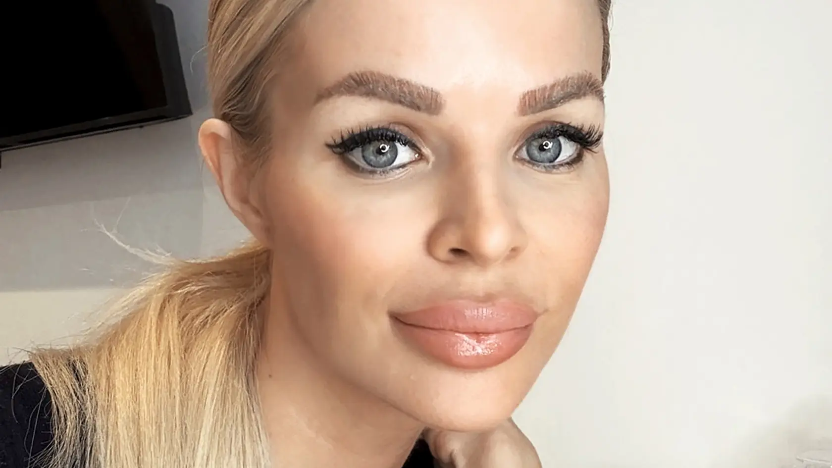 Silvia Kucherenko s vylepšeným obočím.