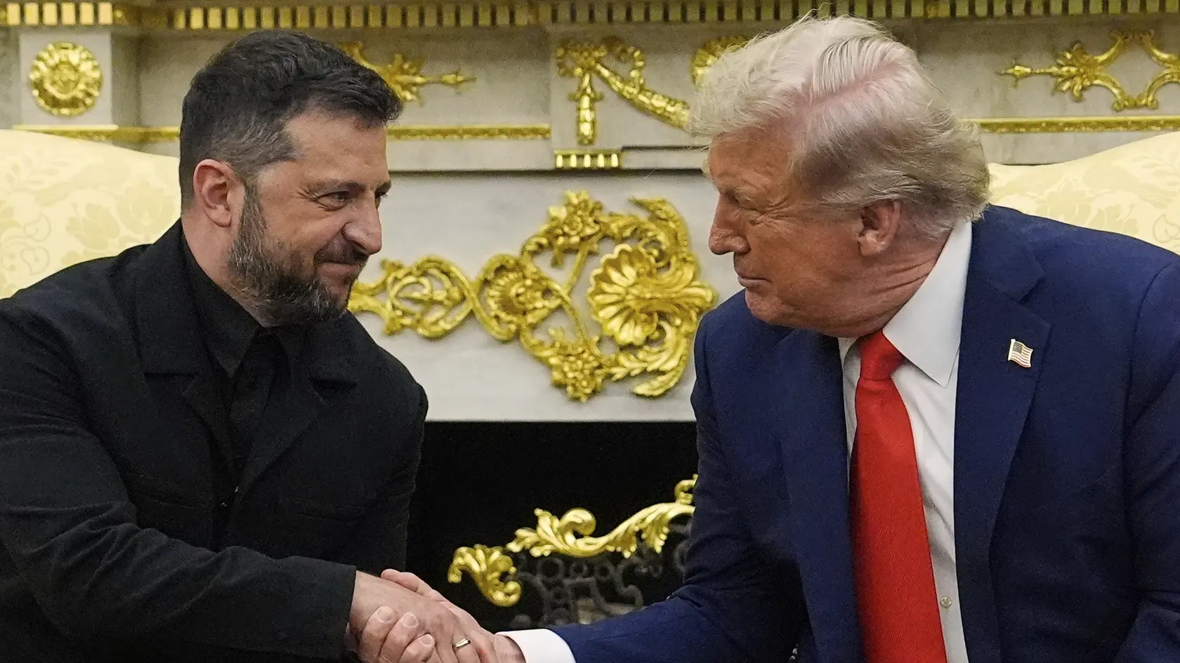 Americký prezident Donald Trump (vpravo) a ukrajinský prezident Volodymyr Zelenskyj si podávajú ruky počas stretnutia v Oválnej pracovni Bieleho domu vo Washingtone v pondelok 18. augusta 2025.