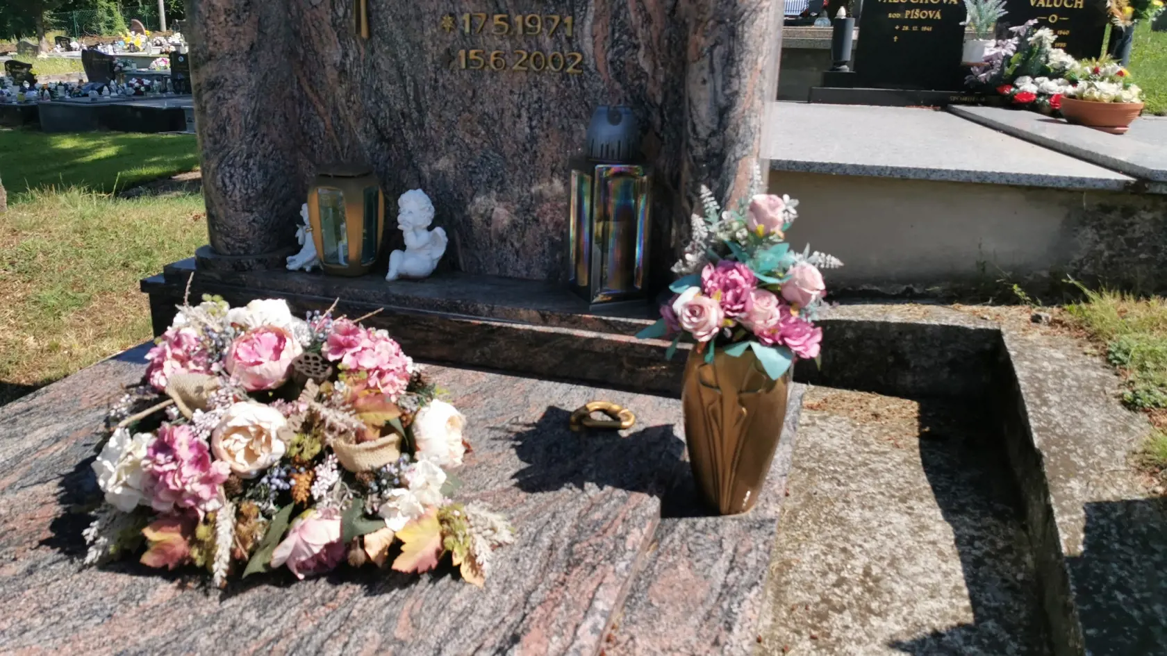 Hrob Ivana Mella zdobí veniec i kvety.