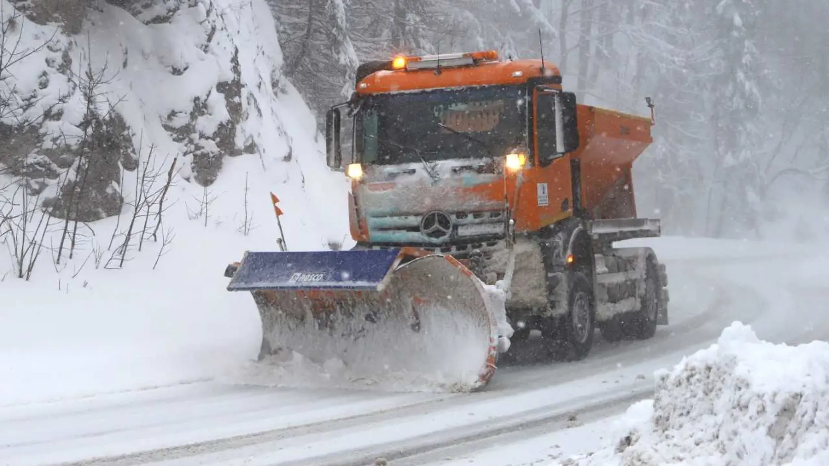 Donovaly a Šturec sú uzavreté pre nákladnú dopravu nad 10 ton, ale problémy majú aj osobné autá.
