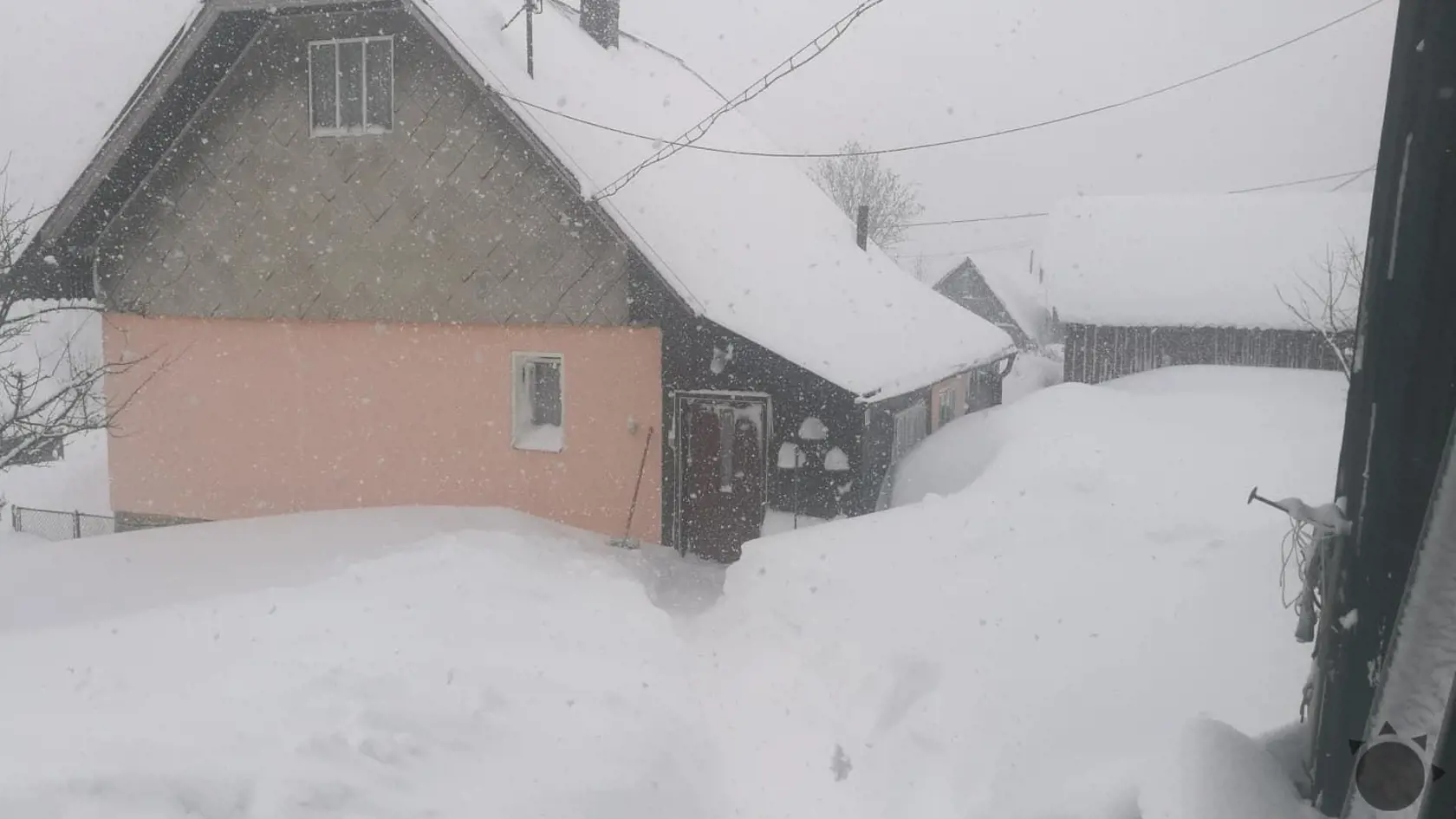 Oravská Lesná je zuasypaná snehom. Napadlo ho už viac ako meter.