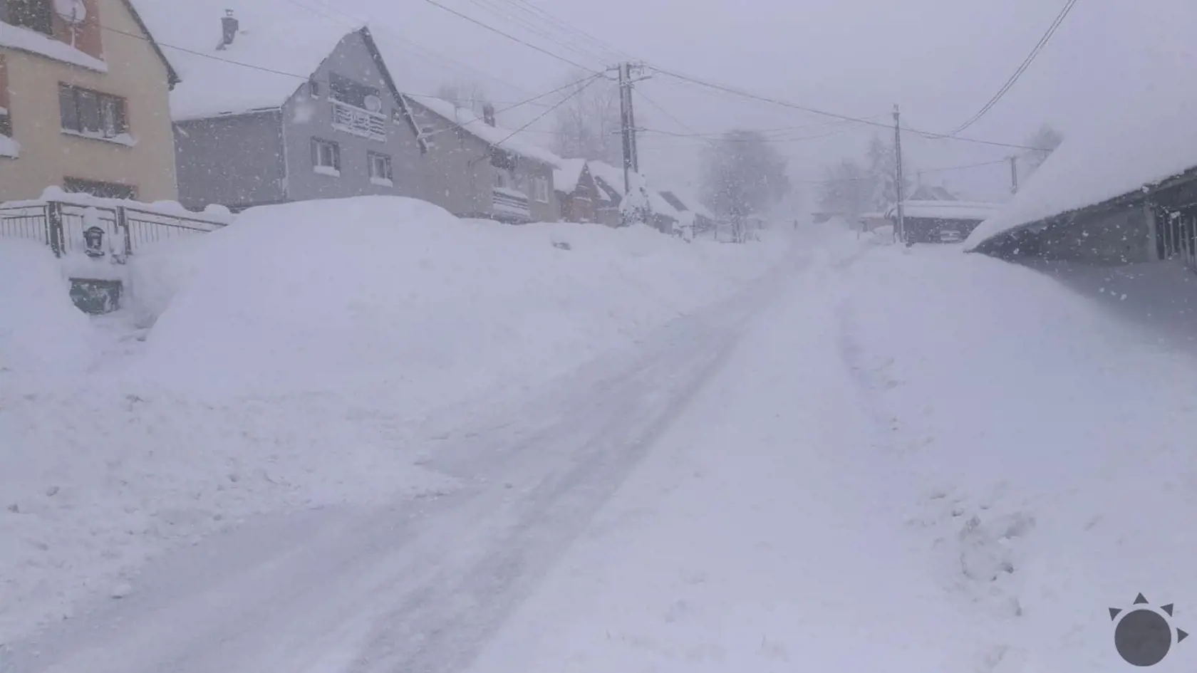 Oravská Lesná je zuasypaná snehom. Napadlo ho už viac ako meter.