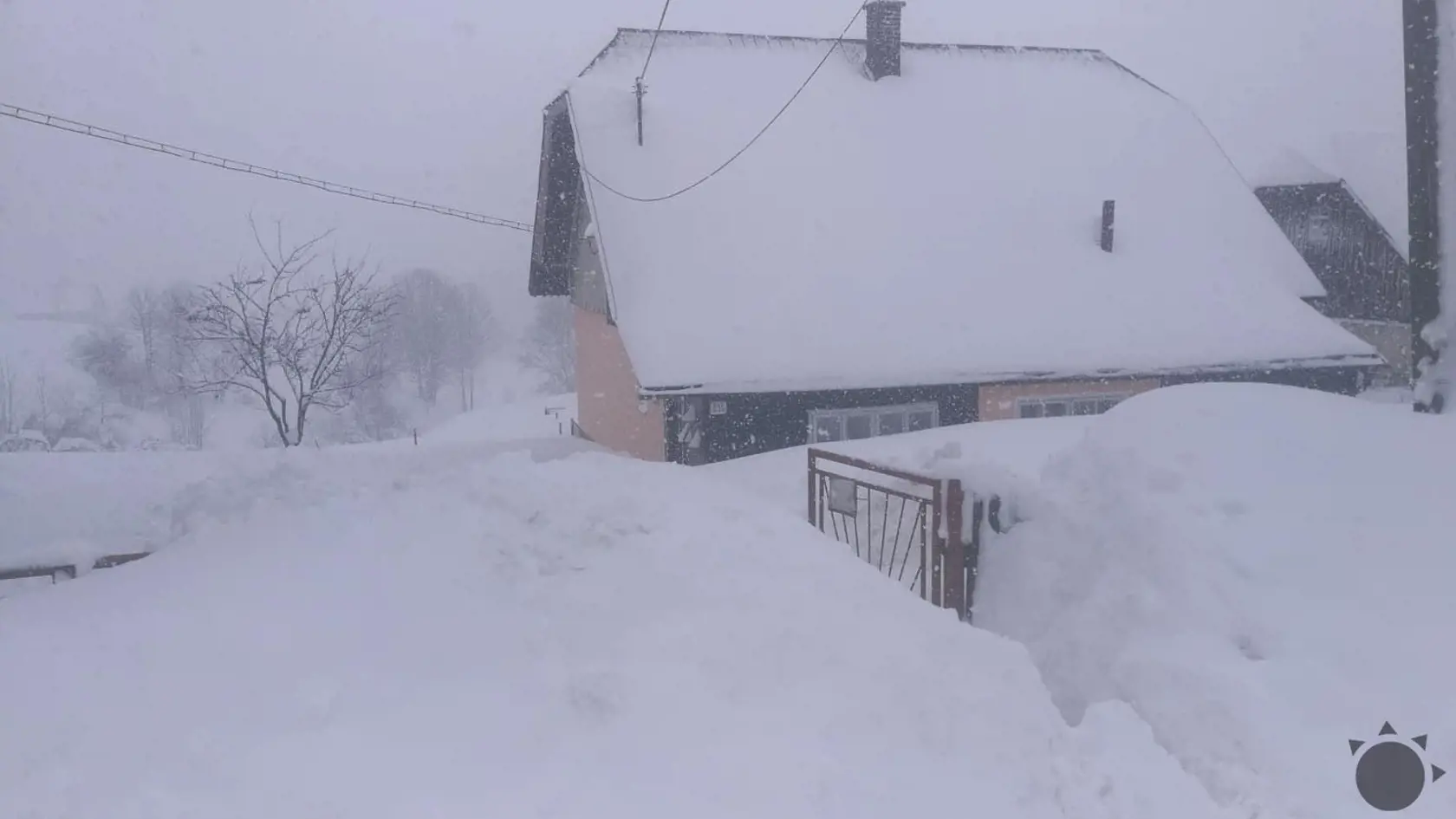 Oravská Lesná je zuasypaná snehom. Napadlo ho už viac ako meter.