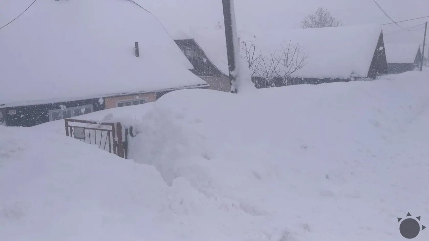 Oravská Lesná je zuasypaná snehom. Napadlo ho už viac ako meter.