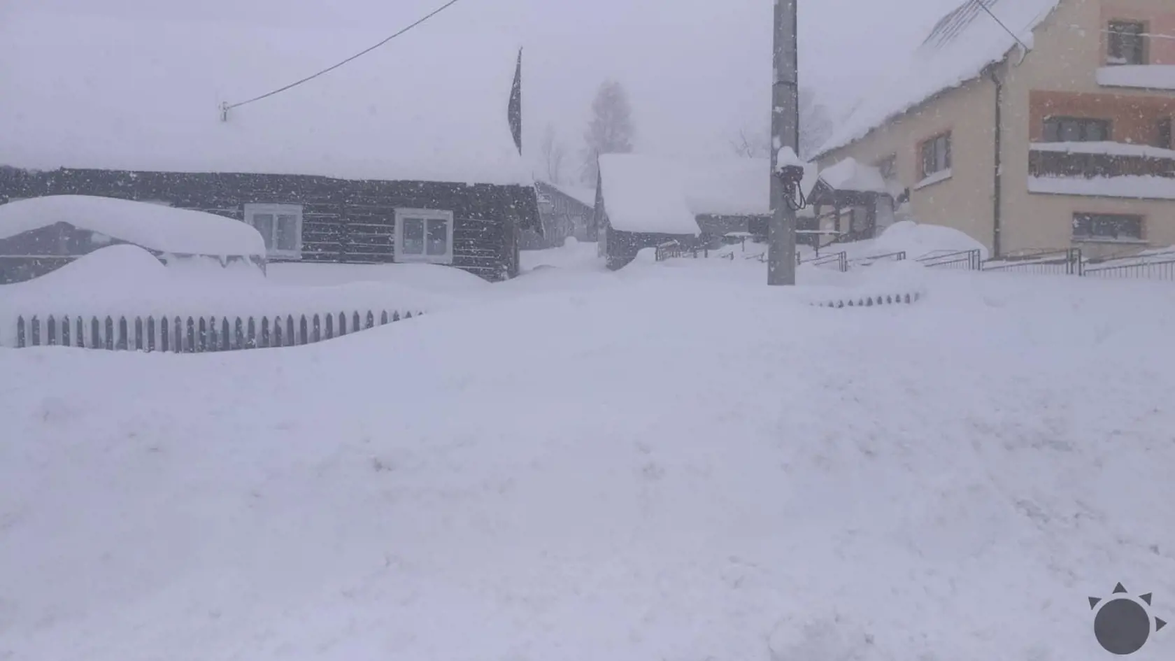 Oravská Lesná je zuasypaná snehom. Napadlo ho už viac ako meter.