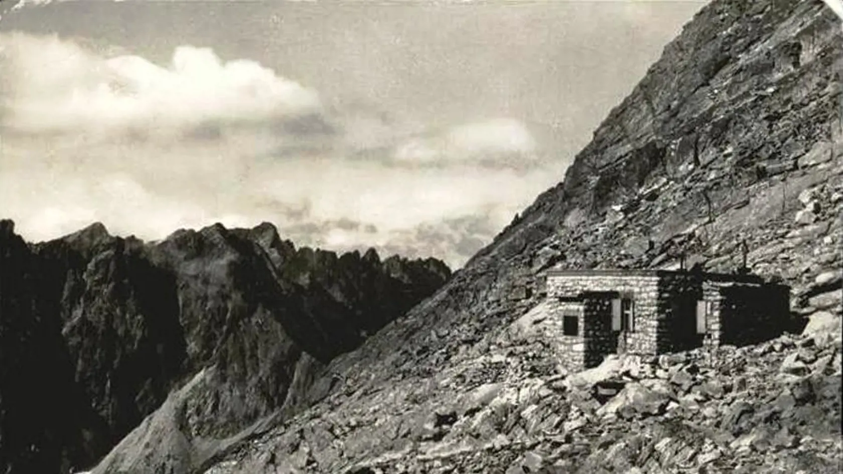 Dnes na tomto mieste stojí Chata pod Rysmi. Snímka je z roku 1933.