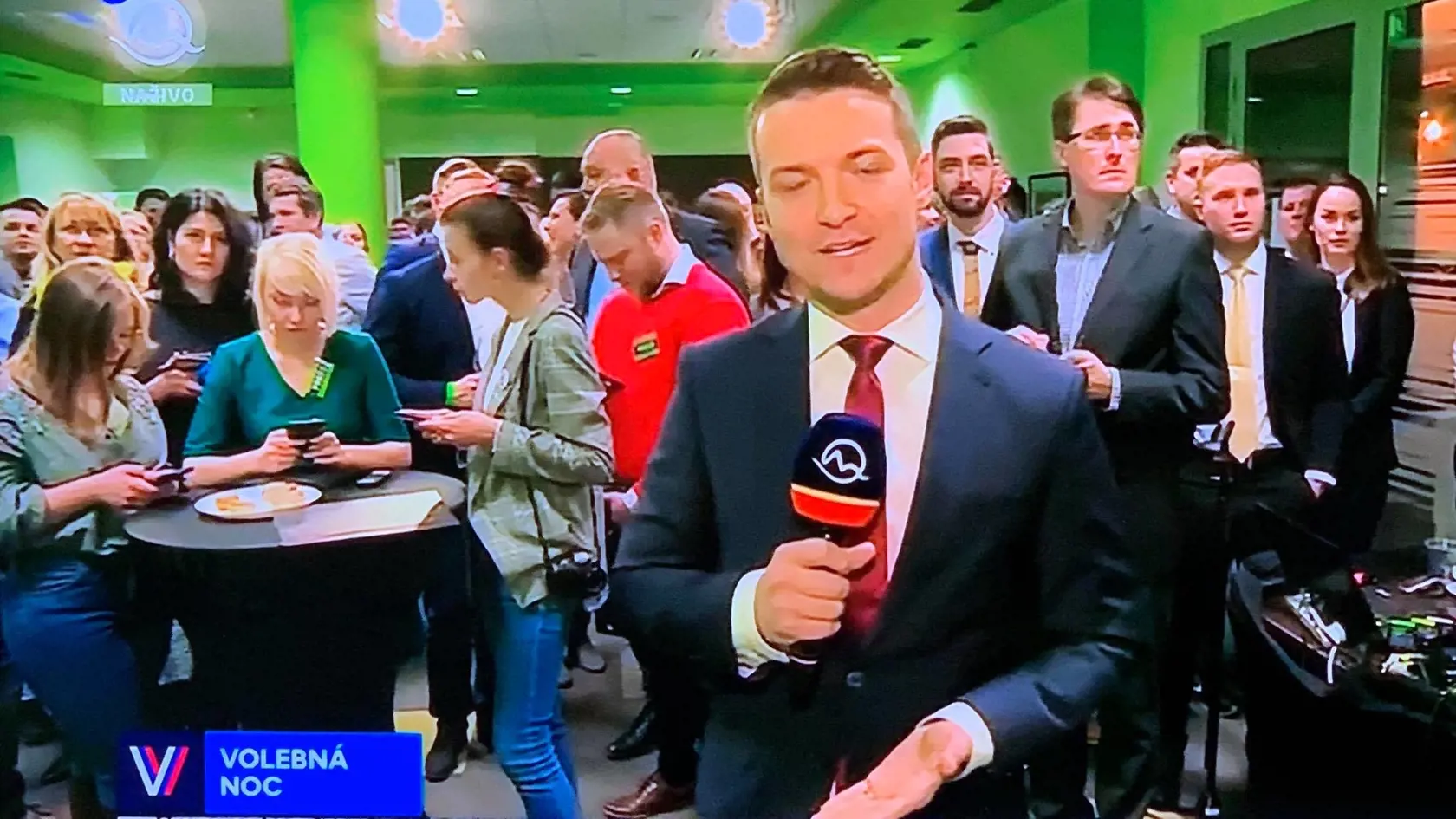 Parlamentné voľby: Viktor Vincze bol v centrále SAS. ,,Je tu samozrejme aj kurací rezeň aj zapekaná cuketa. Ale káva je na môj vkus trošku kyslá. Ale budem to musieť nejako vydržať, keďže tu budeme do hlbokej noci," povedal v živom vstupe.