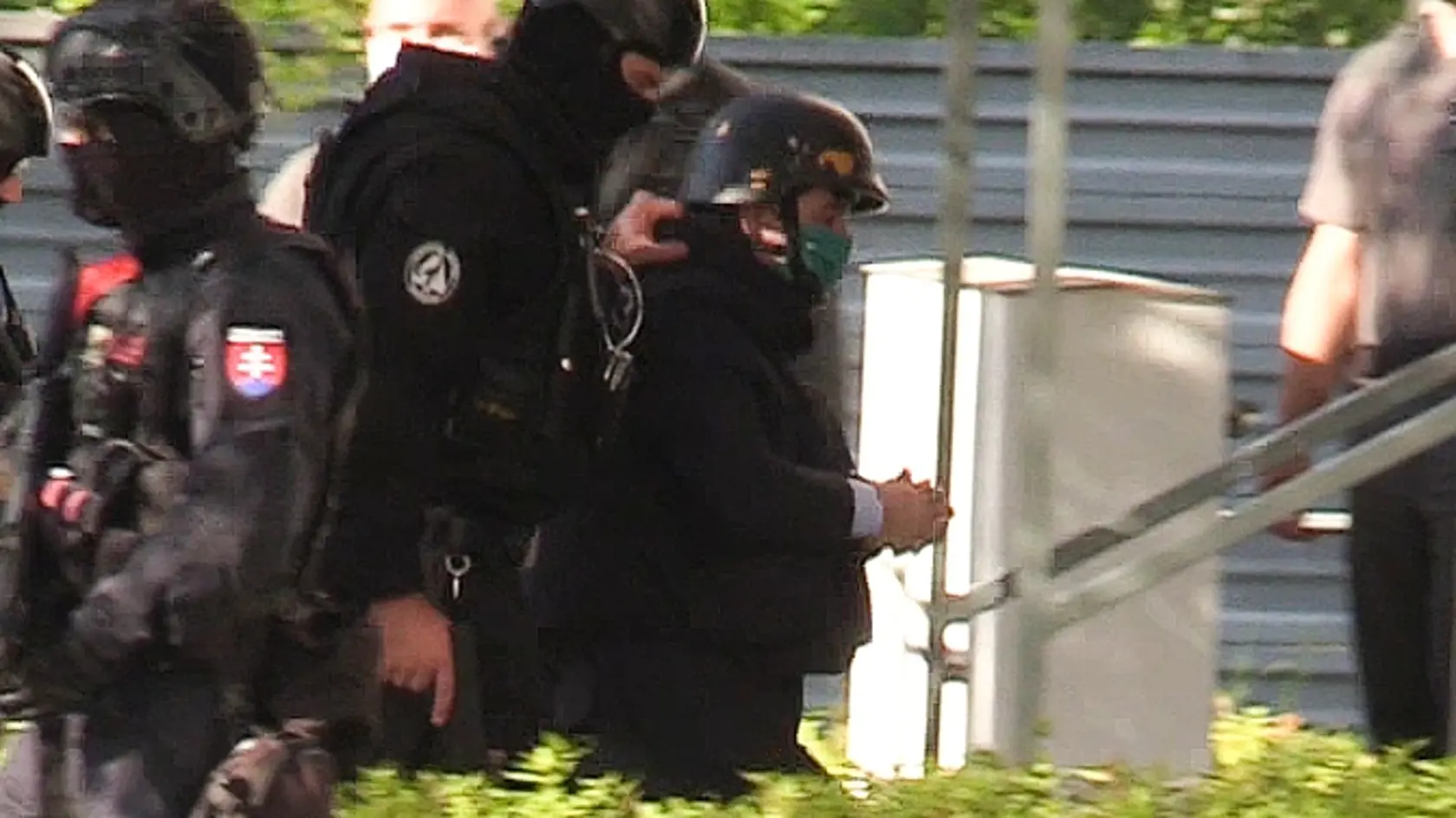 Eskorta dnes na súd priviedla všetkých troch obžalovaných.