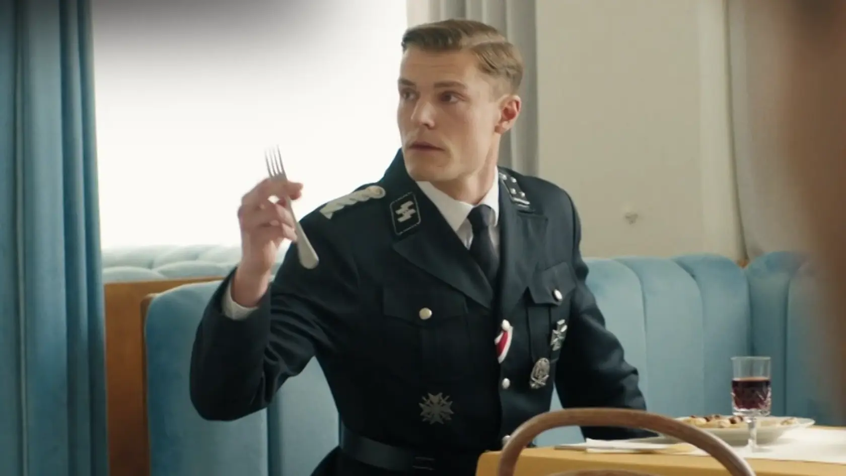 Ján Bakala v Dunaji, k vašim službám. Už od prvej epizódy spôsobil rozruch.