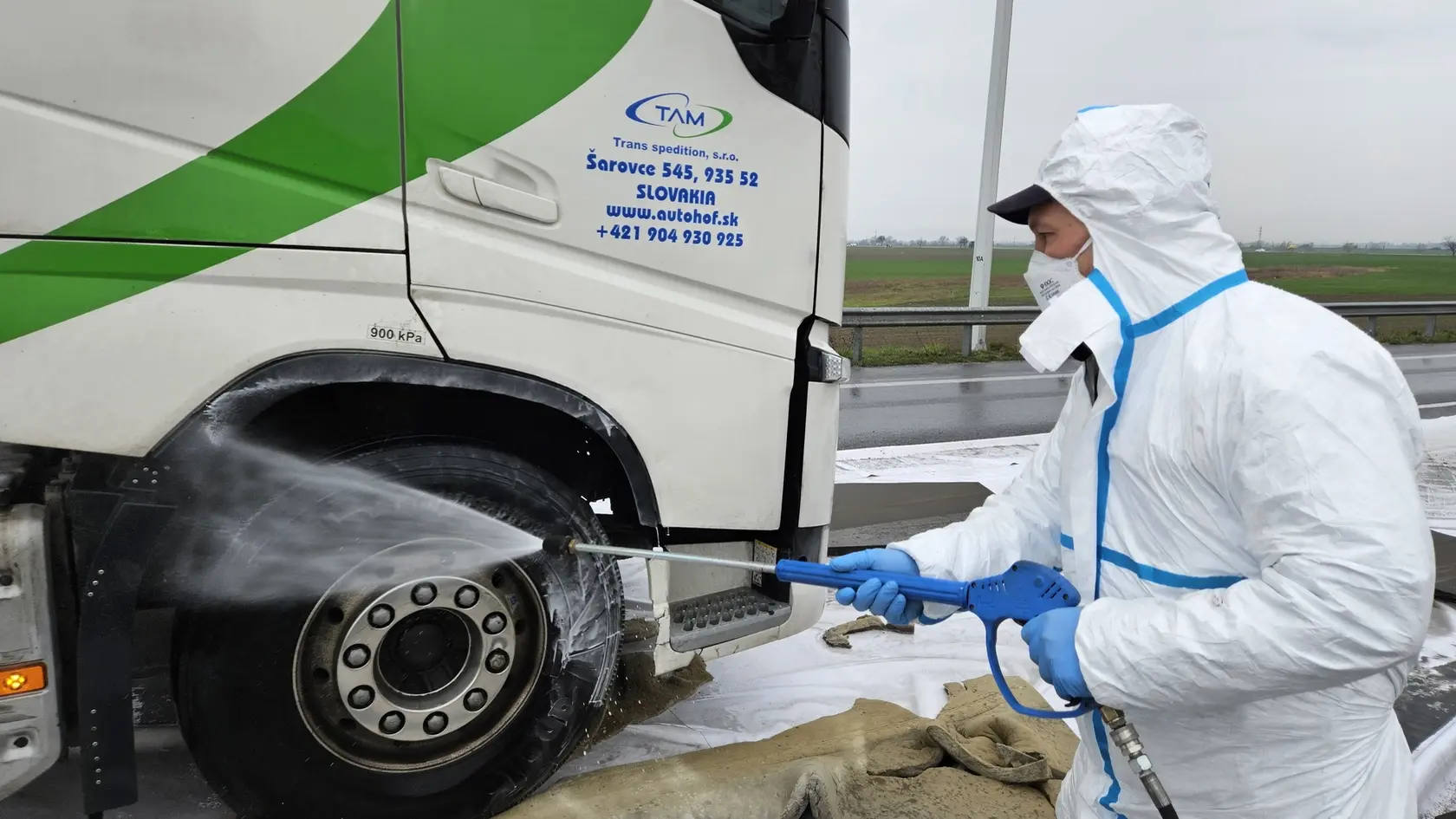 Na snímke pracovník dezinfikuje nákladné vozidlá prichádzajúce na Slovensko z Maďarska na hraničnom priechode Komárno - Komárom na Monoštorskom moste v Komárne 31. marca 2025 v rámci zavedených mimoriadnych opatrení pre šírenie vysoko nákazlivého ochorenia slintačky a krívačky. FOTO TASR - Milan Drozd