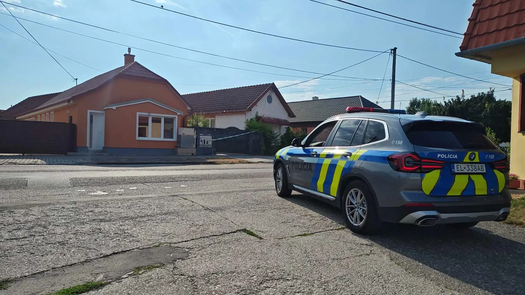 Polícia zasahuje v rodinnom dome vo Veľkom Mederi, kde našli nebohé telo Cynthie.