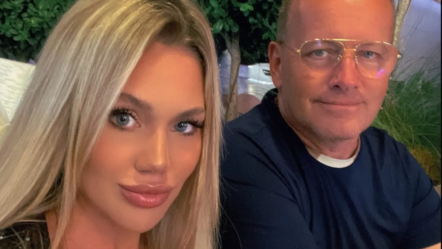 Kollára už istý čas pri dovolenkách sprevádza Laura Vizváryová, s ktorým majú syna Abnera. Blondínka je v zdieľavaní príspevkov z exotického Dubaja oveľa štedrejšia.