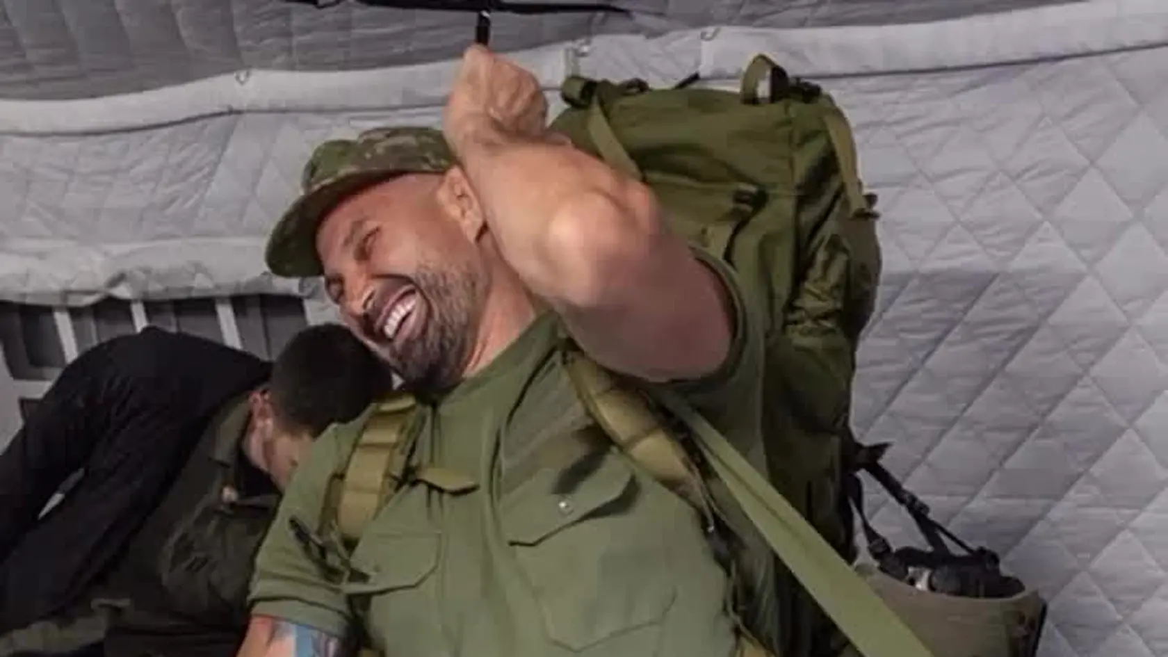 Keď sa na Attilu Végha spustila vlna kritiky za jeho účasť na vojenskom výcviku s prezidentom Petrom Pellegrinim, známy raper sa rozhodol konať. Natočil poriadne štipľavé video, v ktorom si „podal“ všetkých moralistov.