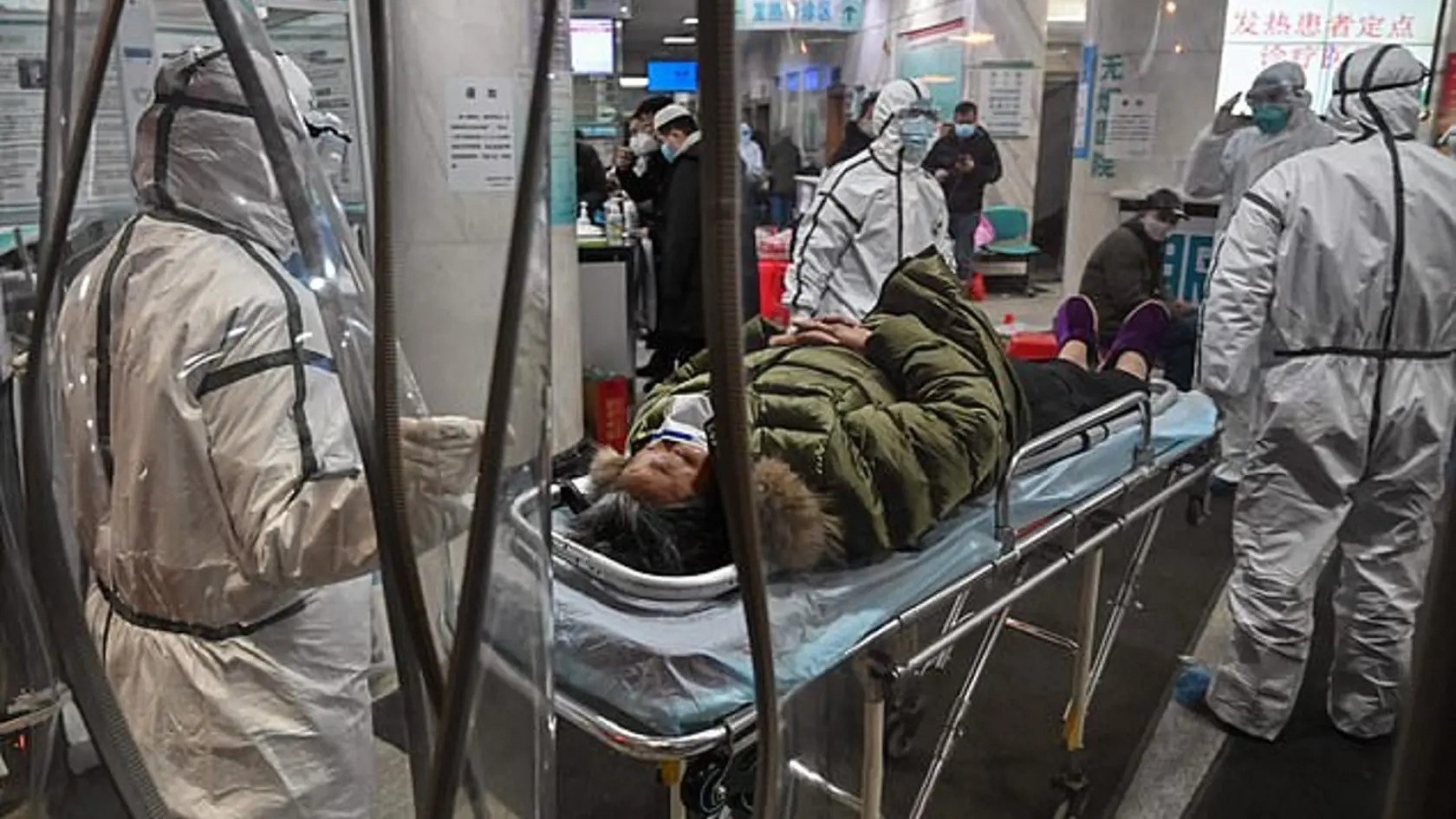 Situácia v Číne je kritická: ľudia odpádávajú na uliciach, lekári zasa v halách nemocníc, pretože sú vyčerpaní a pracujú nonstop.