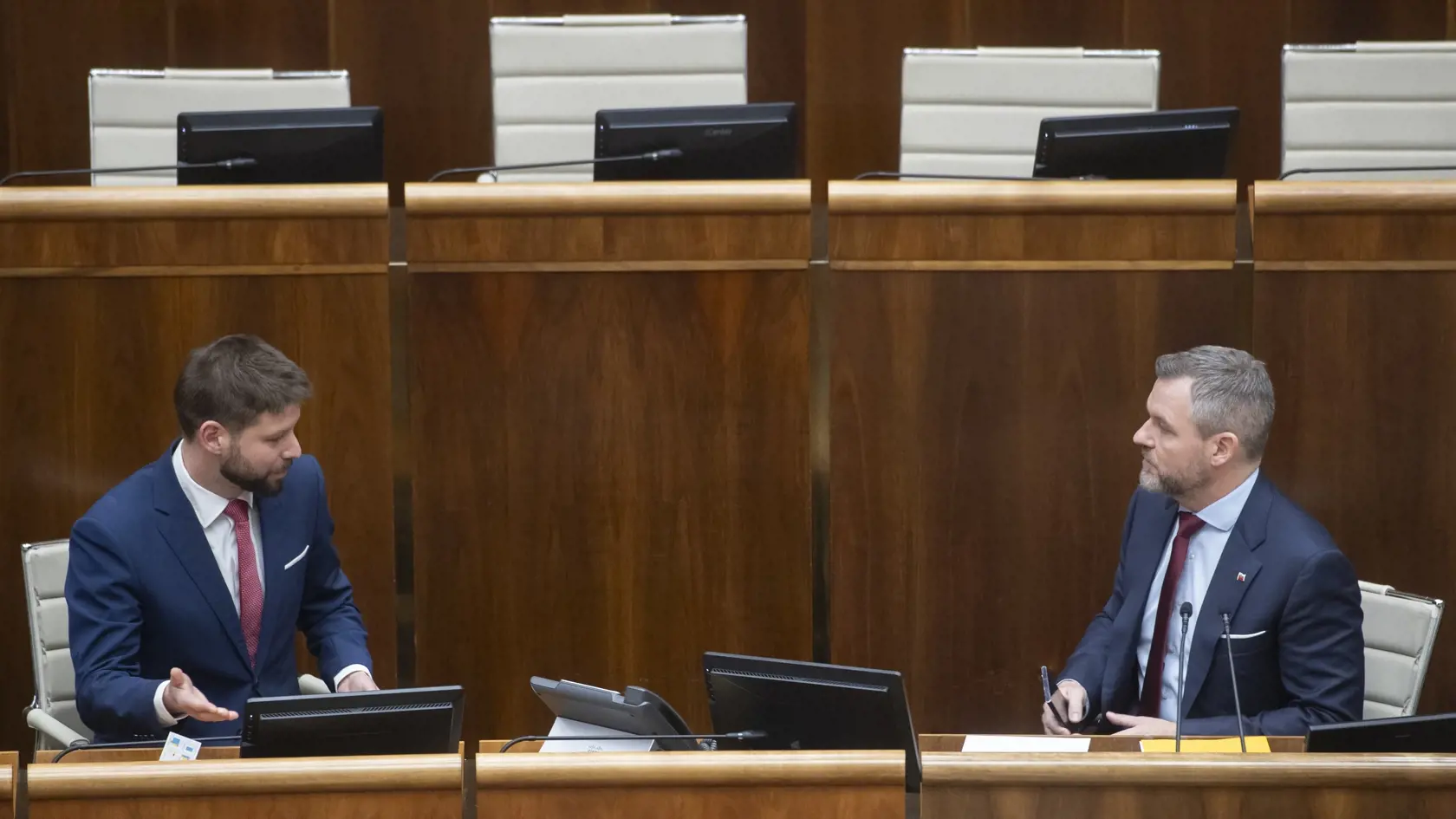 Na snímke vpravo predseda NRSR Peter Pellegrini (Hlas-SD) a vľavo podpreseda parlamentu SR Michal Šimečka (PS)  počas 10. schôdze Národnej rady SR, ktorá nebola uznášaniaschopná po prvom hlasovaní 12. február 2024 v Bratislave. FOTO TASR - Martin Baumann 