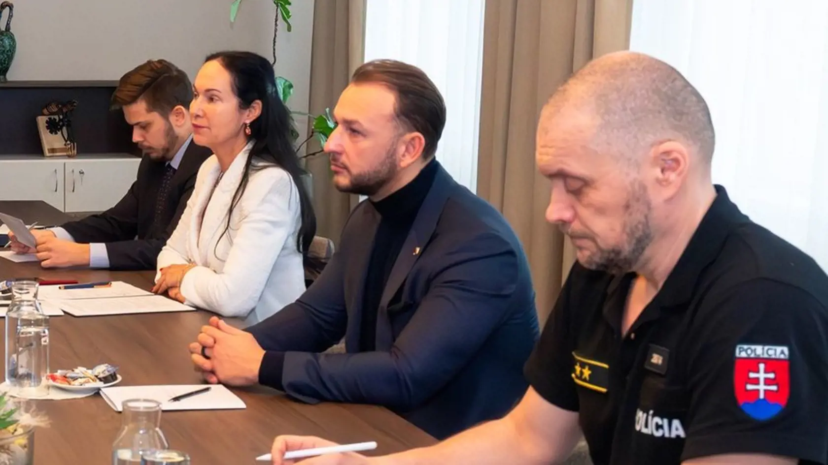 Bezpečnosť v školách je prioritou. Uviedol to minister vnútra Matúš Šutaj Eštok (Hlas-SD) po stretnutí s členmi Študentskej rady stredných škôl (ŠRSŠ). Verí, že ich stretnutie bude ďalším krokom k zvyšovaniu bezpečnosti a pomôže v šírení prevencie.