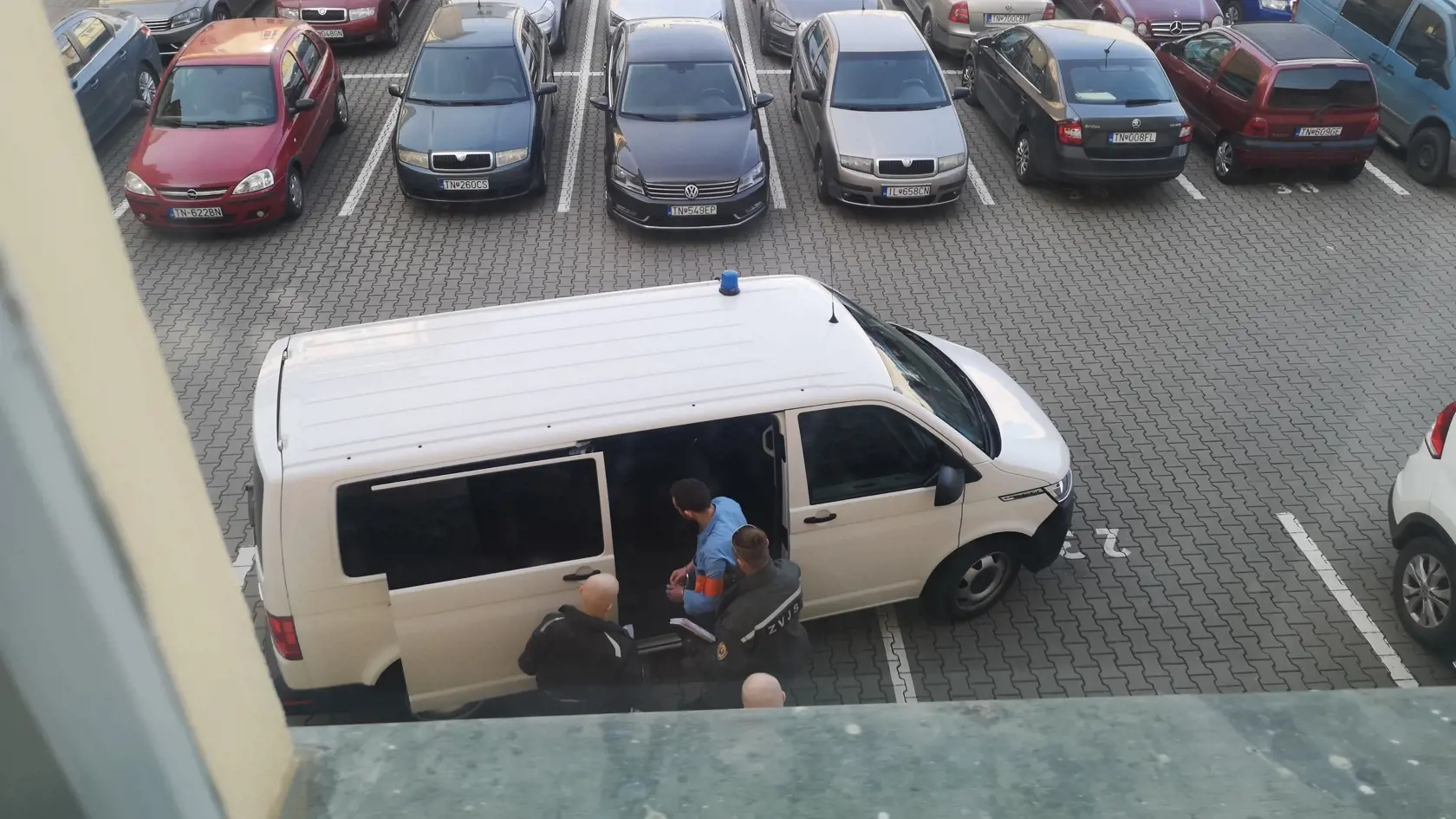 Jedným z predpokladov je, že žiletku prepašoval v análnom otvore zabalenú v kuse látky.
