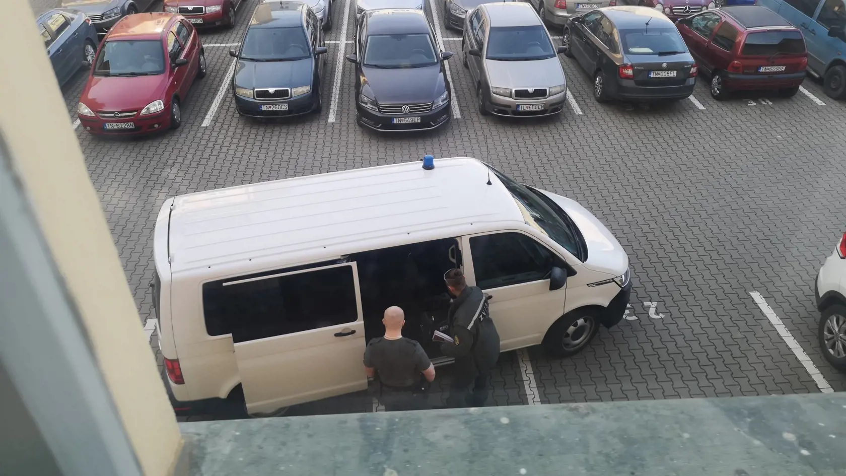 Tam sa niekoľkokrát porezal žiletkou.
