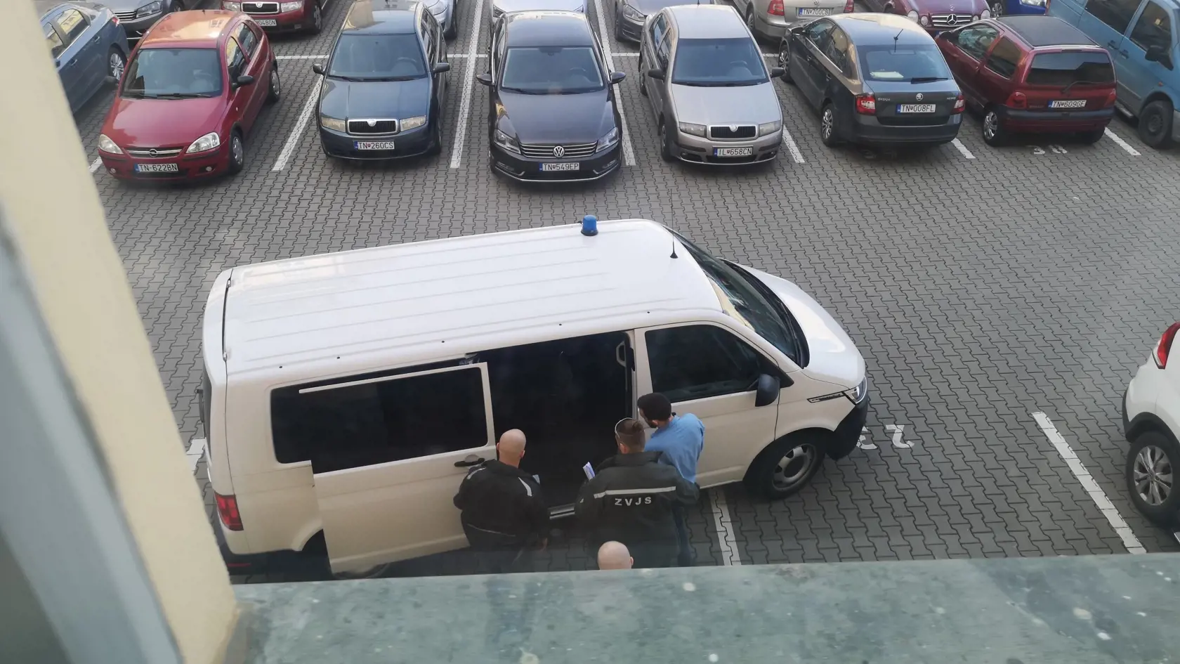Ako prepašoval žiletku na súd, kde ho priviedli bachari a po celý čas bol pod ich dozorom, nie je známe.