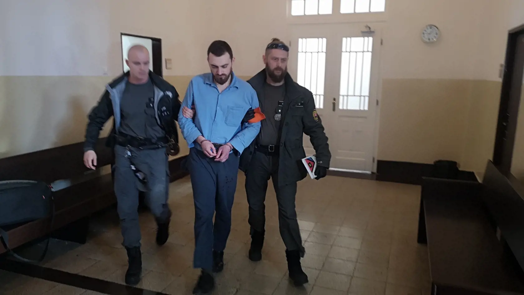 Na tmavomodrých väzenských nohaviciach bolo vidno niekoľko kvapiek krvi.