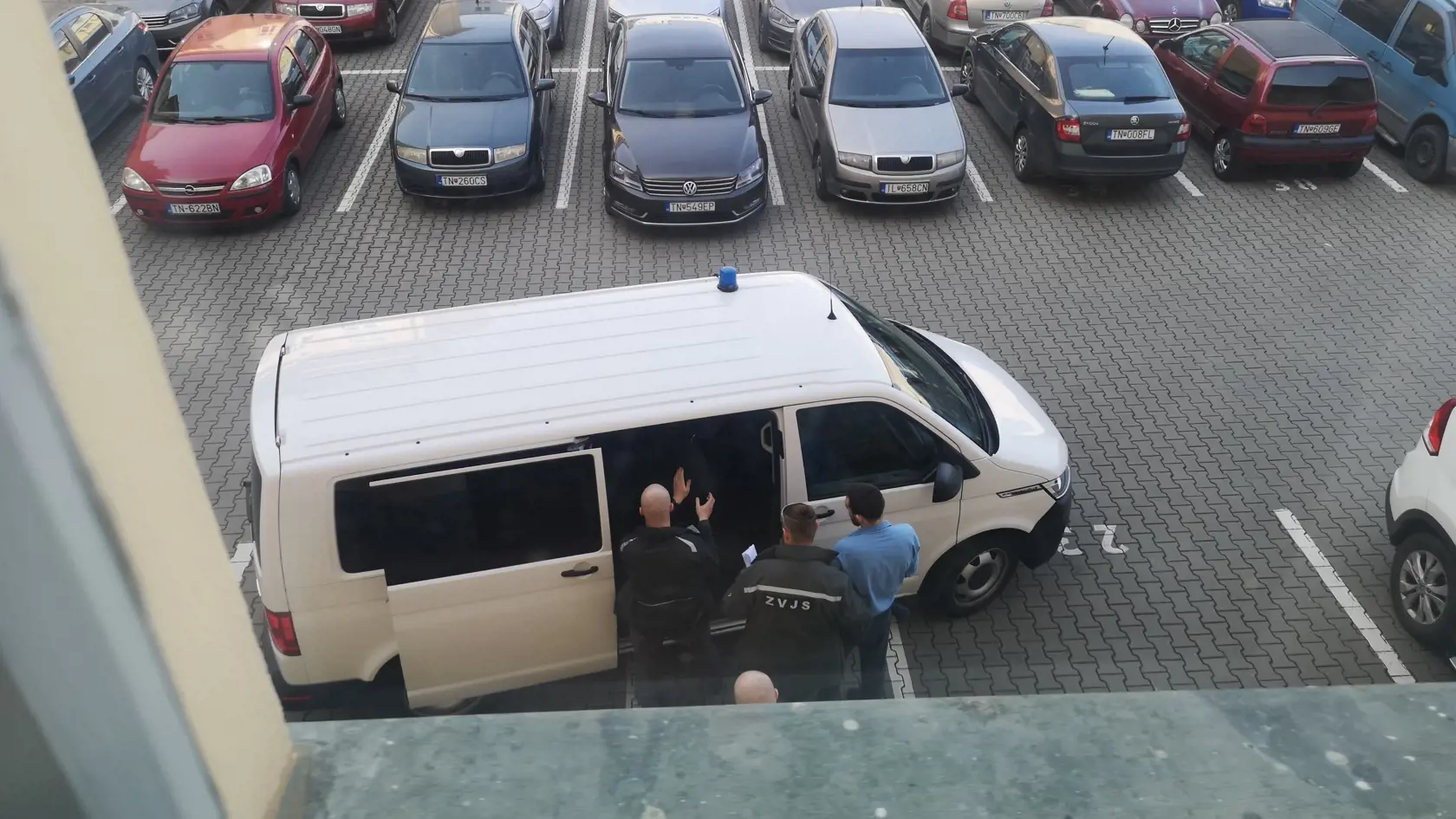 Pred verejným zasadnutím sa vypýtal na toaletu.