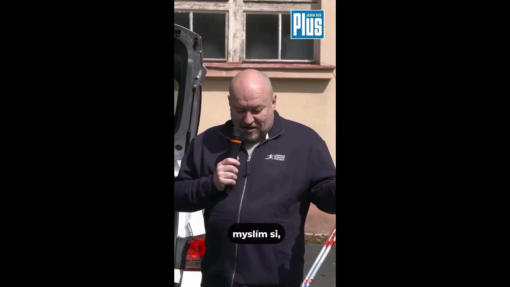 Minister športu Rudolf Huliak (NK) sa vybral na prechádzku so seniormi v Tatrách