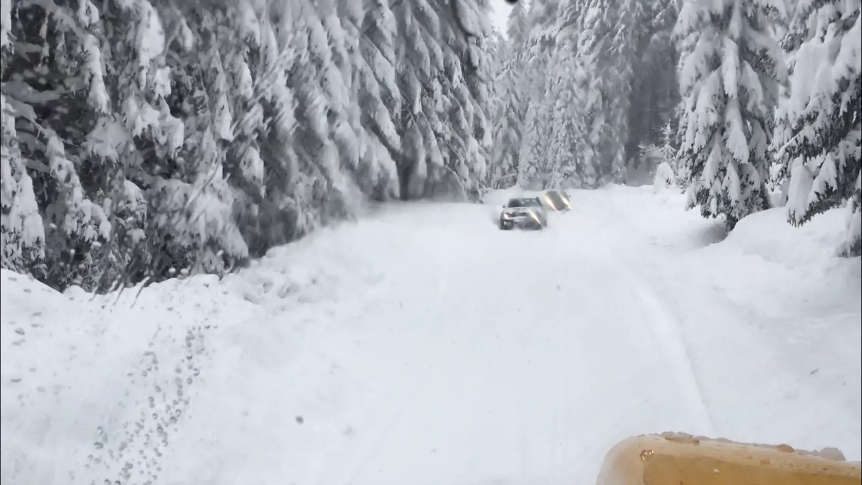 10:36: Na ceste stretávame autá, ktoré idú zrejme z lyžiarskeho strediska. 