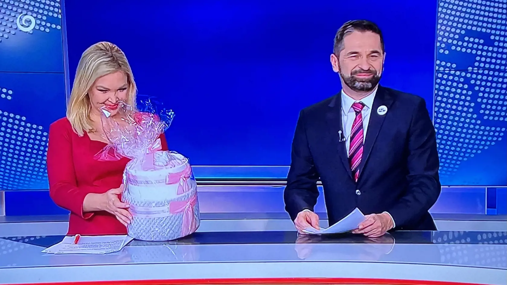 Posledné vysielanie. Lucia Barmošová odchádza na materskú a kolega Ján Mečiar jej odovzdal plienkovú tortu.