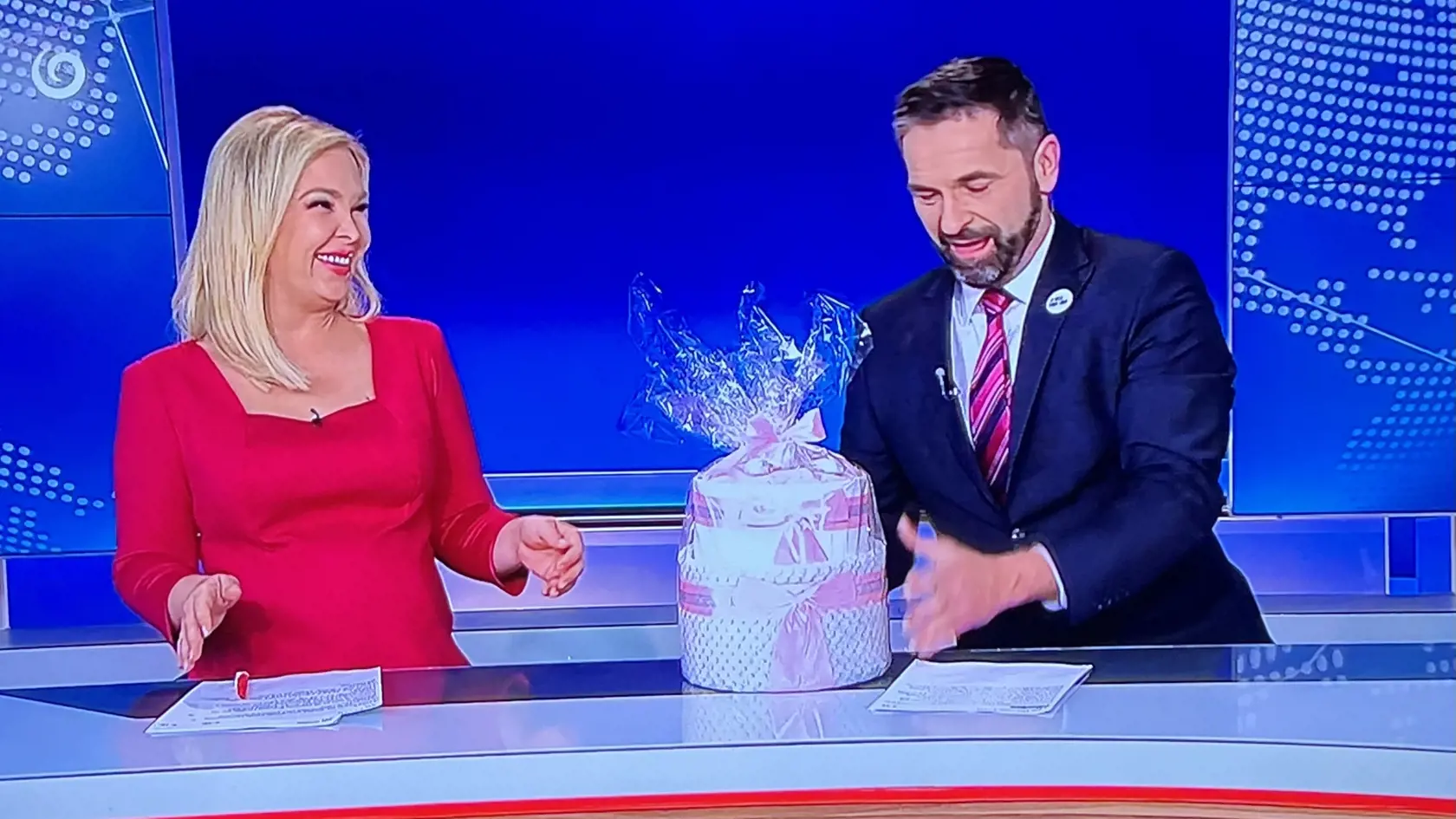 Posledné vysielanie. Lucia Barmošová odchádza na materskú a kolega Ján Mečiar jej odovzdal plienkovú tortu.