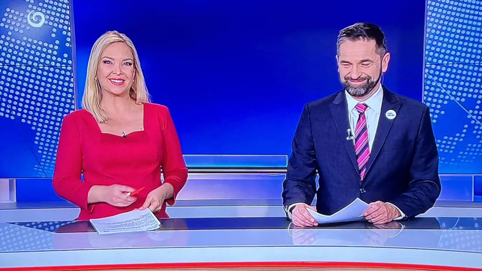 Posledné vysielanie. Lucia Barmošová odchádza na materskú a kolega Ján Mečiar jej odovzdal plienkovú tortu.