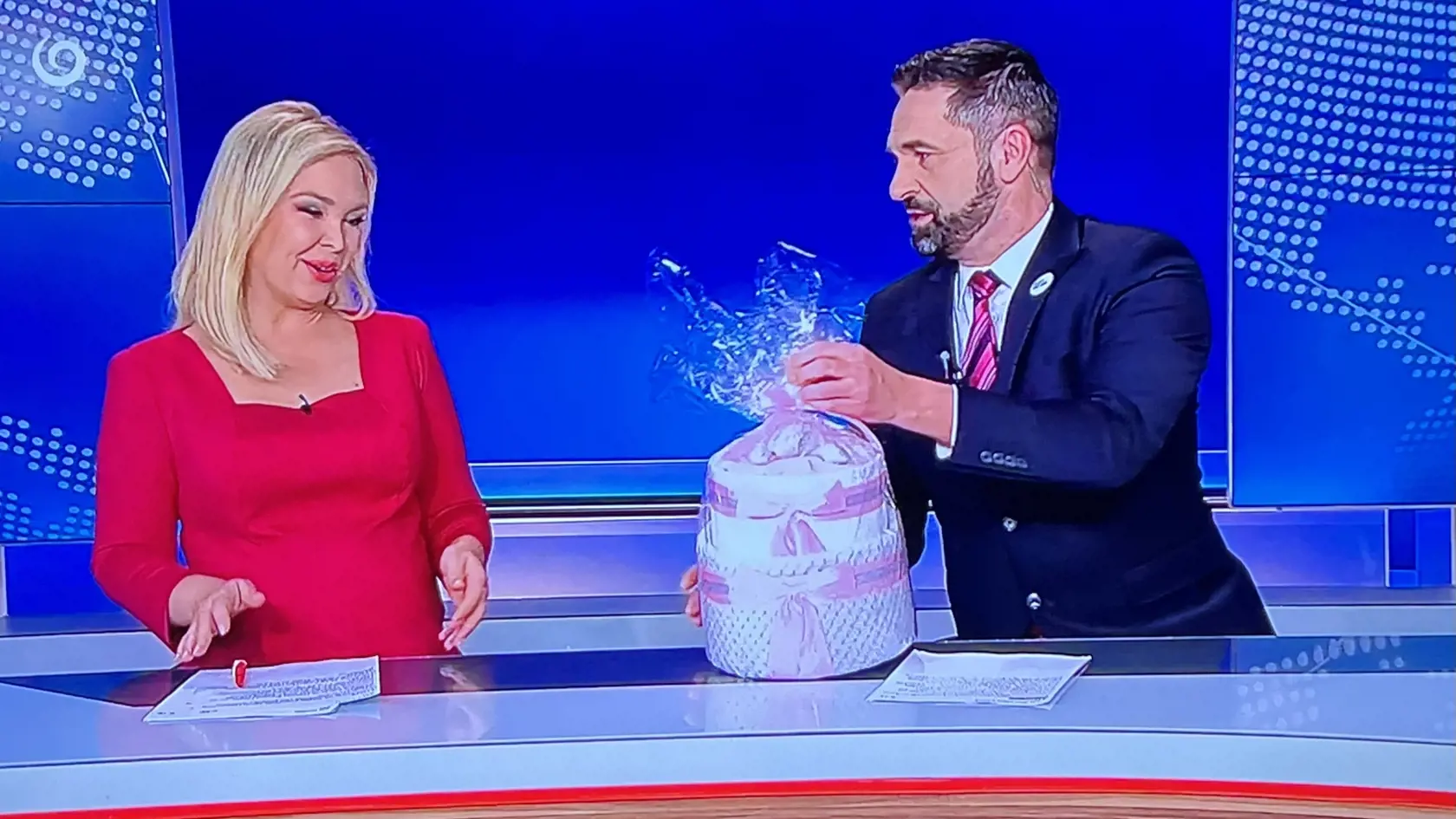 Posledné vysielanie. Lucia Barmošová odchádza na materskú a kolega Ján Mečiar jej odovzdal plienkovú tortu.