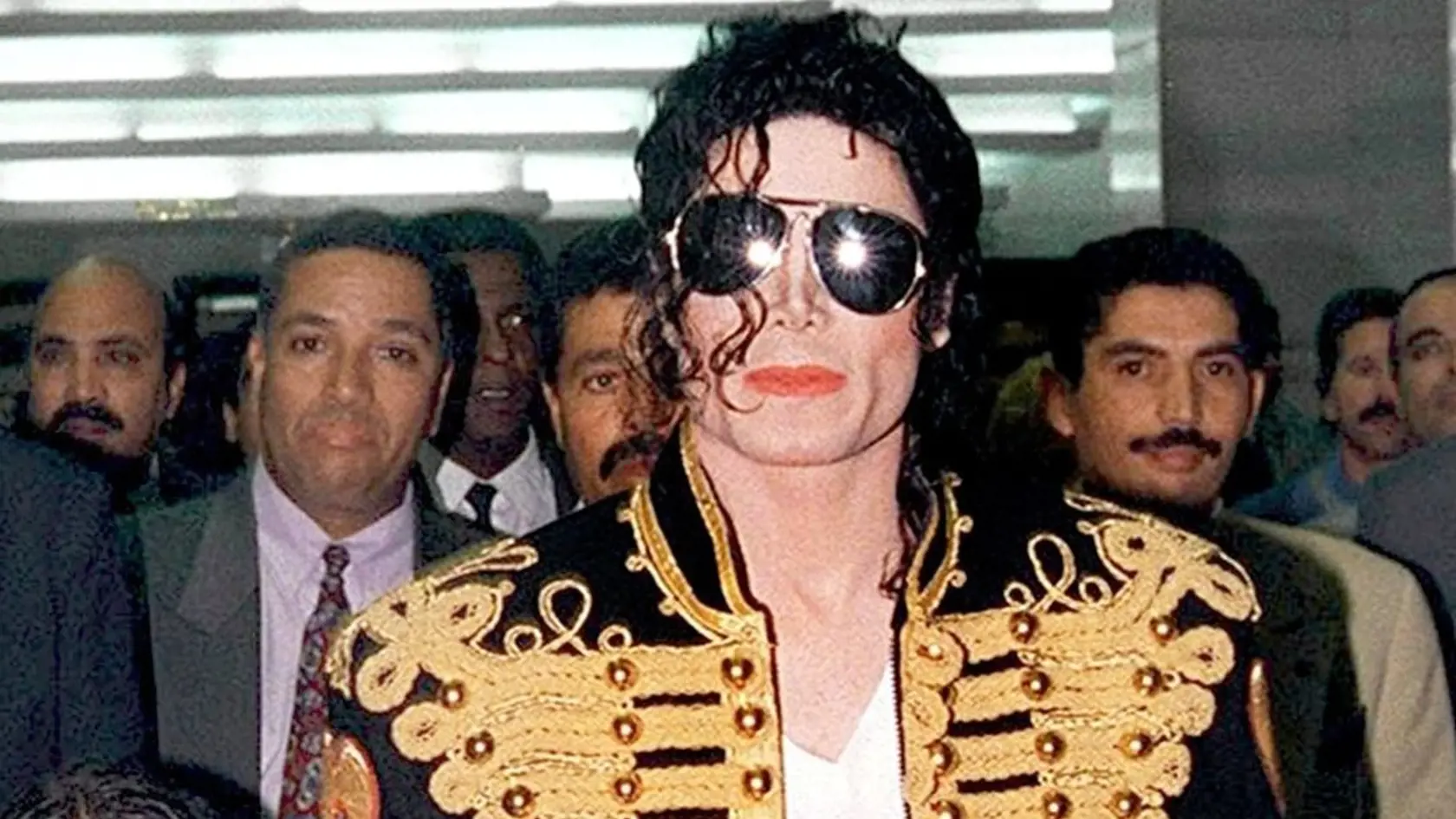 Michael Jackson si dal operovať na tvári asi všetko.  Podľa odborníkov absolvoval vyše 50 plastických operácií  od nosa cez uši, pleť a temeno  až po jamku na brade – aby  vyzeral ako skutočný chlap.  