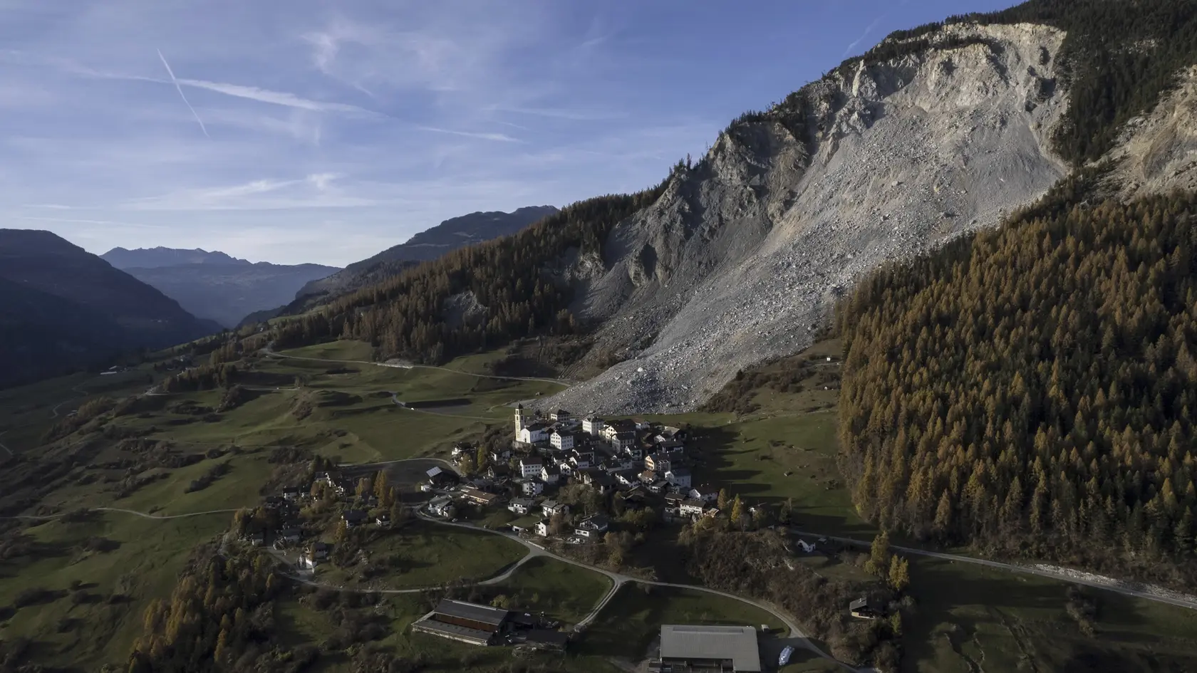 Na snímke evakuovaná obec Brienz/Brinzauls po zosuve skál v kantóne Graubünden na východe Švajčiarska v utorok 12. novembra 2024.