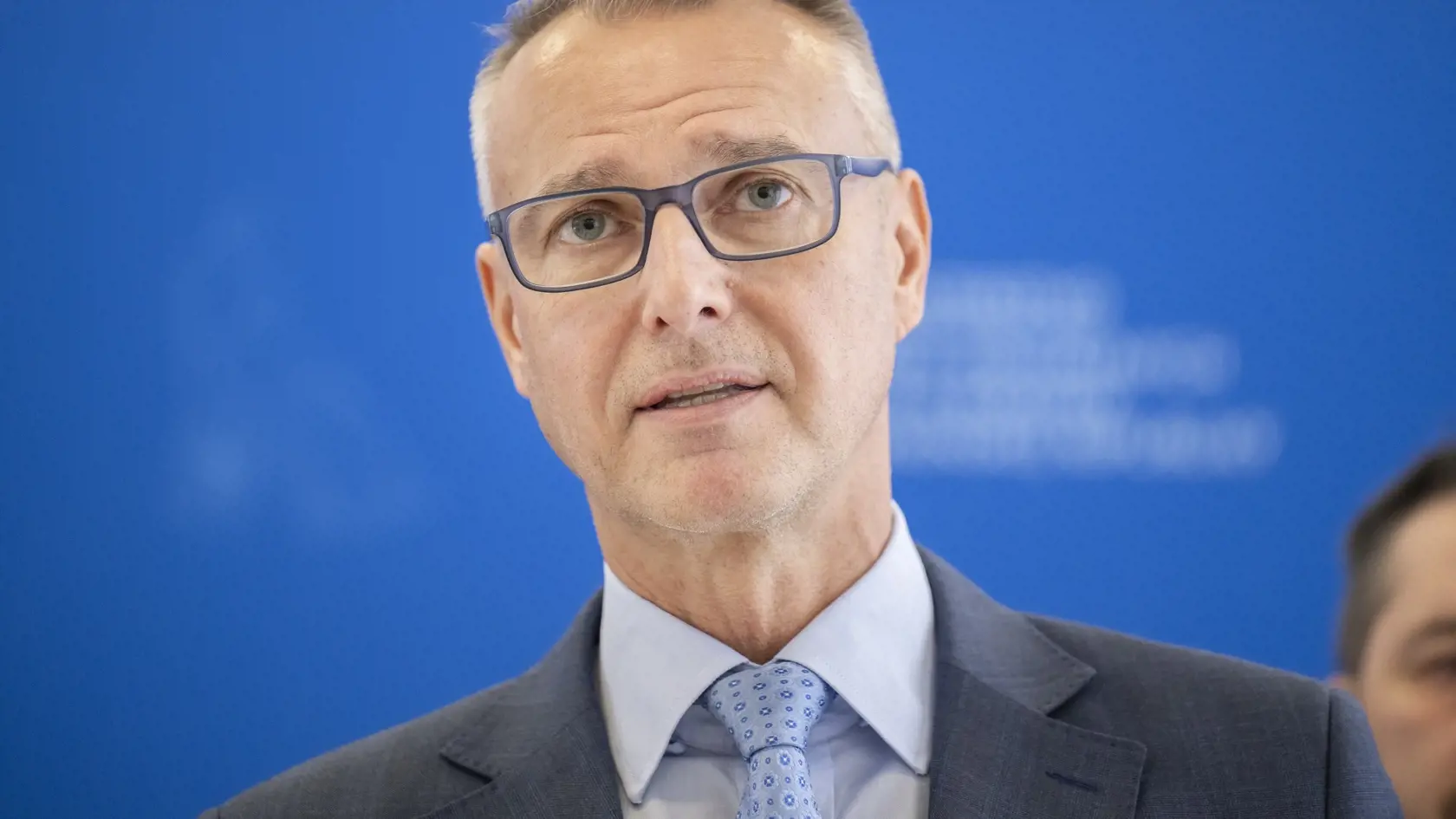 Na snímke minister investícií, regionálneho rozvoja a informatizácie SR Richard Raši (Hlas-SD) počas tlačovej konferencie na tému "Predstavenie veľkého projektu na zamestnávanie ľudí za 300 miliónov eur" na pôde ministerstva práce, sociálnych vecí a rodiny SR 14. marca 2024 v Bratislave. FOTO TASR - Martin Baumann