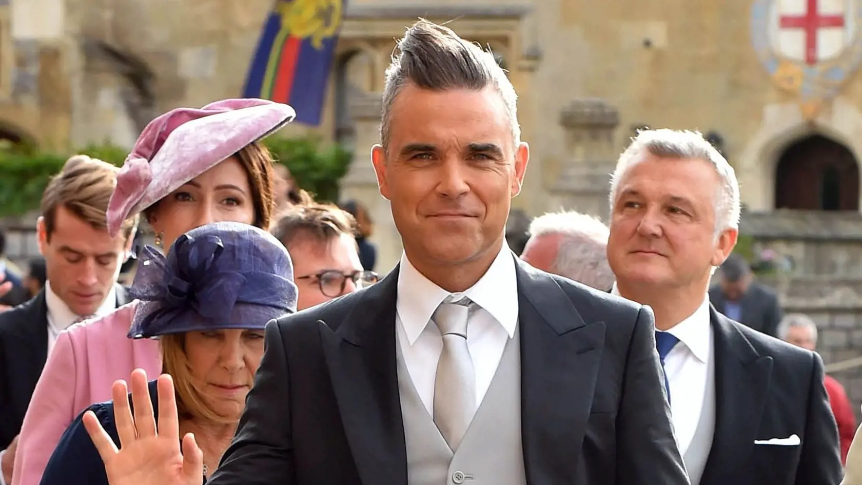 Robbie Williams na svadbe princeznej Eugenie s manželkou Aydou Field a dcérou Theodorou.
