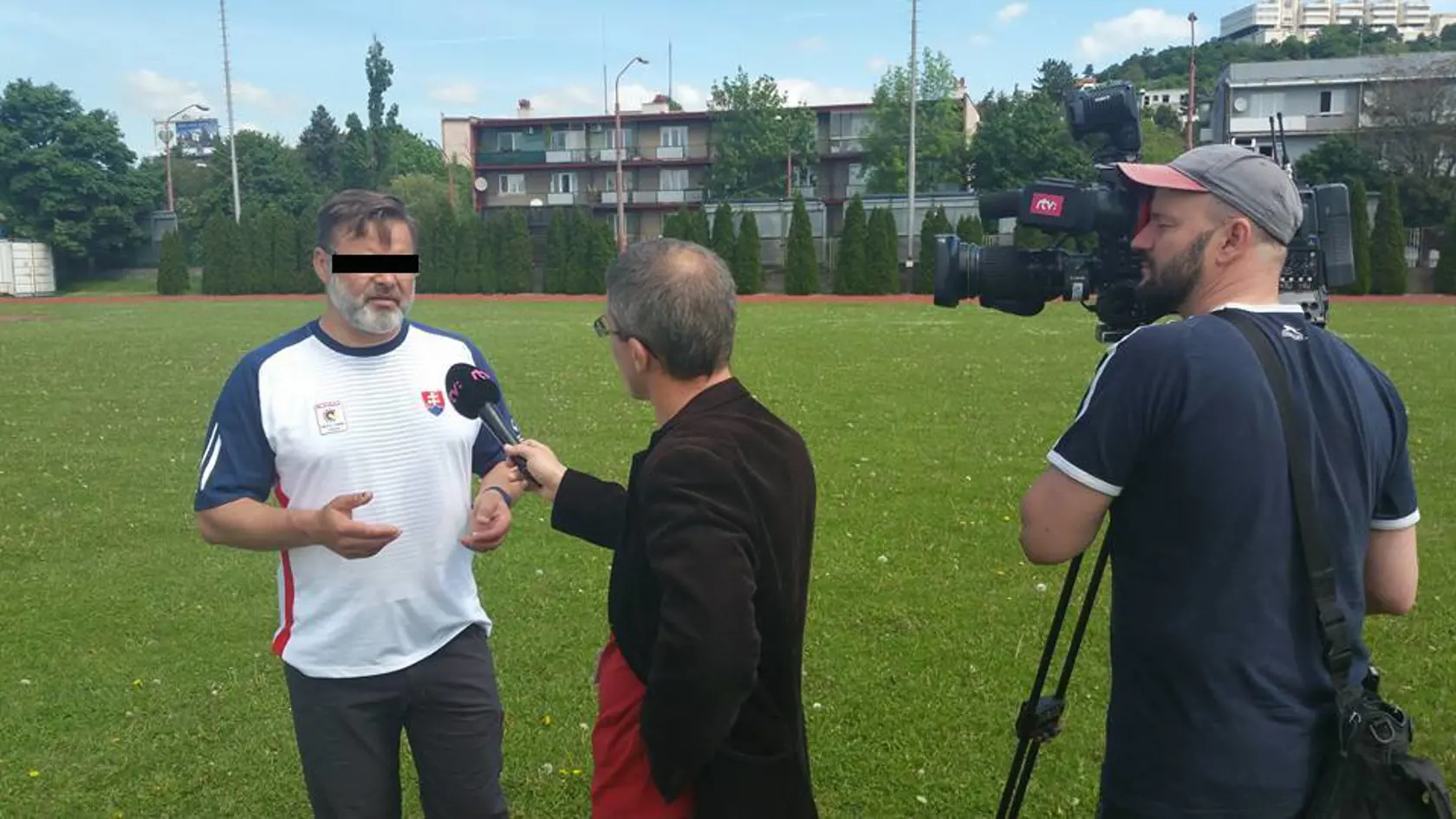 Podľa našich informácií vodičom vozidla, ktoré narazilo do zastávky, má byť člen Deaflympijského výboru Slovenska Dušan D.