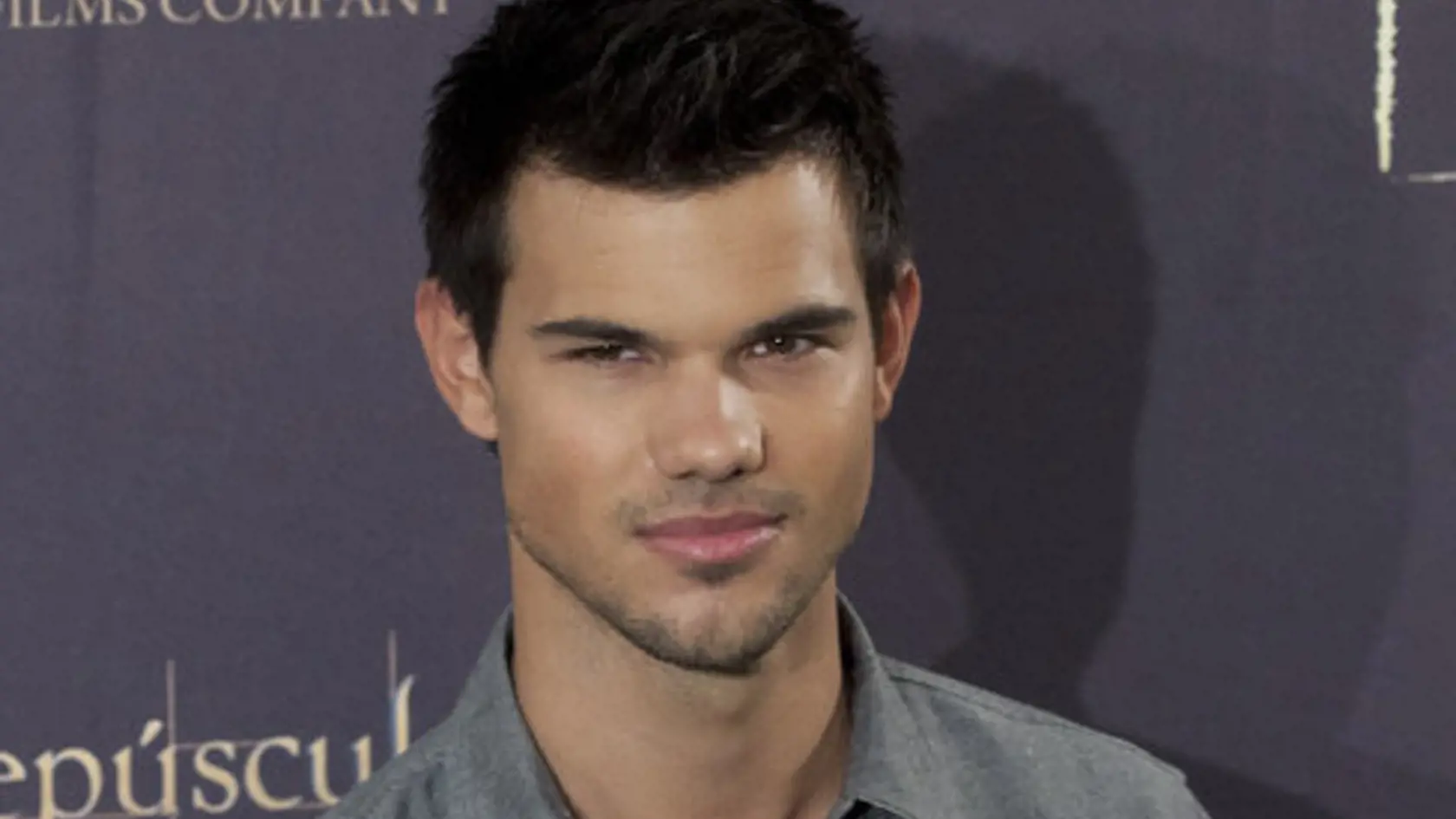 Séria Twilight pritiahla k obrazovkám milióny fanúšičiek. Dôvodom však nebol len nebezpečný upír Robert Pattinson, ale aj vlkolak Taylor Lautner, ktorý sa rovnako usiloval o srdce krásnej Belly (Kristen Stewart).