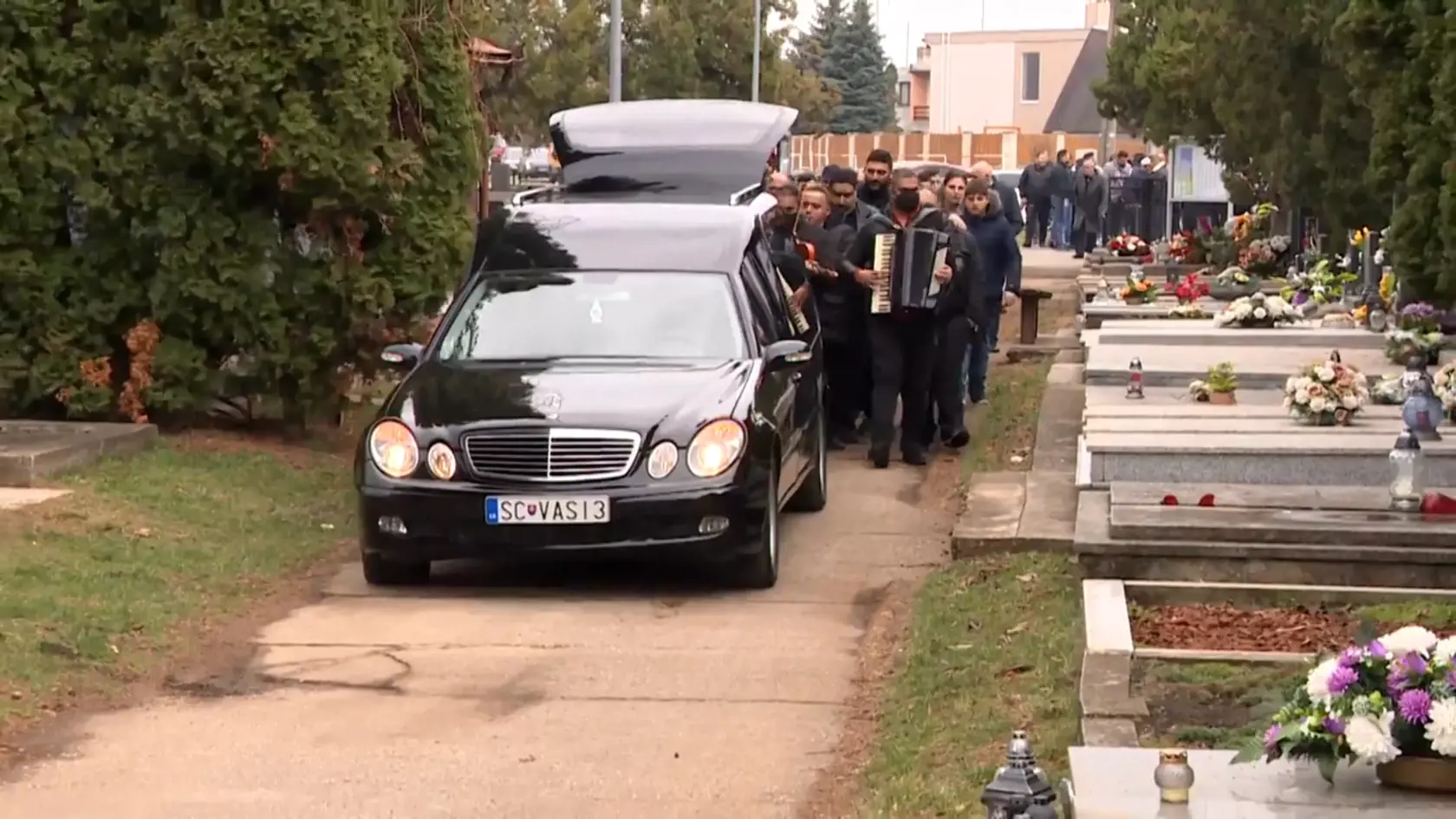 Smútočný sprievod v areáli cintorína.