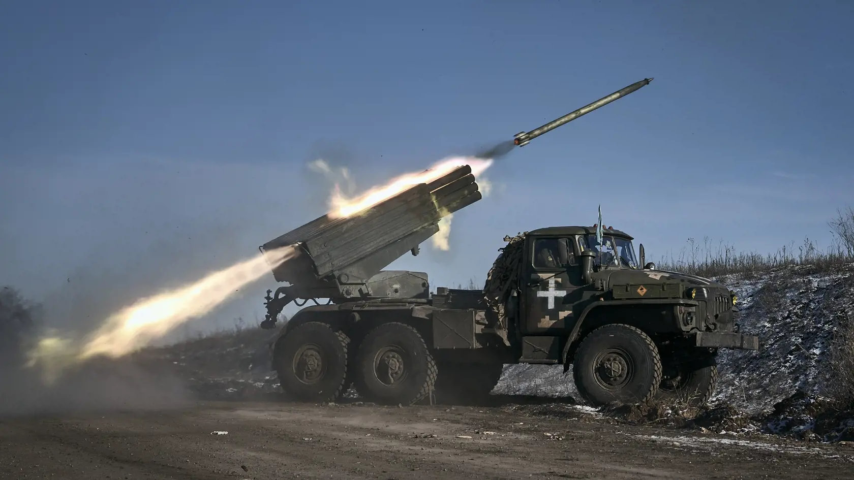 Ukrajinskí vojaci odpaľujú rakety prostredníctvom raketometu Grad na ruské pozície na frontovej línii počas bojov pri meste Soledar v Doneckej oblasti na východe Ukrajiny v stredu 11. januára 2023.