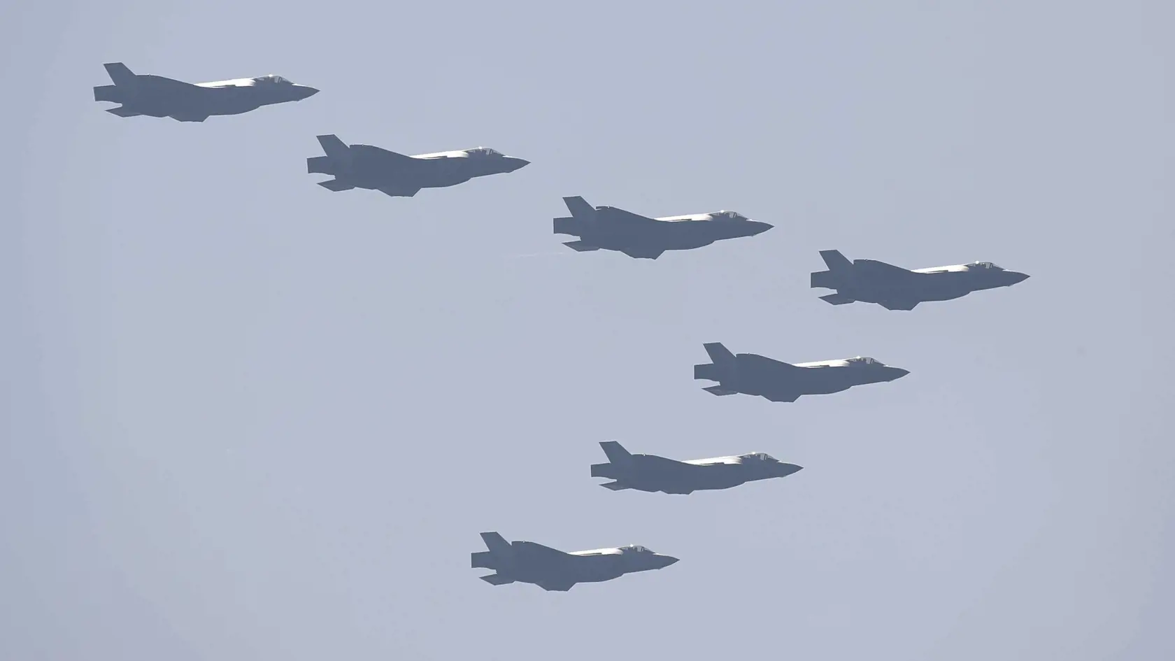 Na archívnej snímke z 29. septembra 2022 stíhačky F-35 A Lightning II juhokórejského letectva počas mediálneho dňa pri príležitosti 74. výročia Dňa ozbrojených síl na základni Kjerjong. České ministerstvo obrany v pondelok odoslalo Spojeným štátom takzvaný List so žiadosťou o ponuku vo veci nákupu 24 stíhačiek F-35 Lightning II. Rezort to uviedol v utorok 4. októbra na svojom webe.