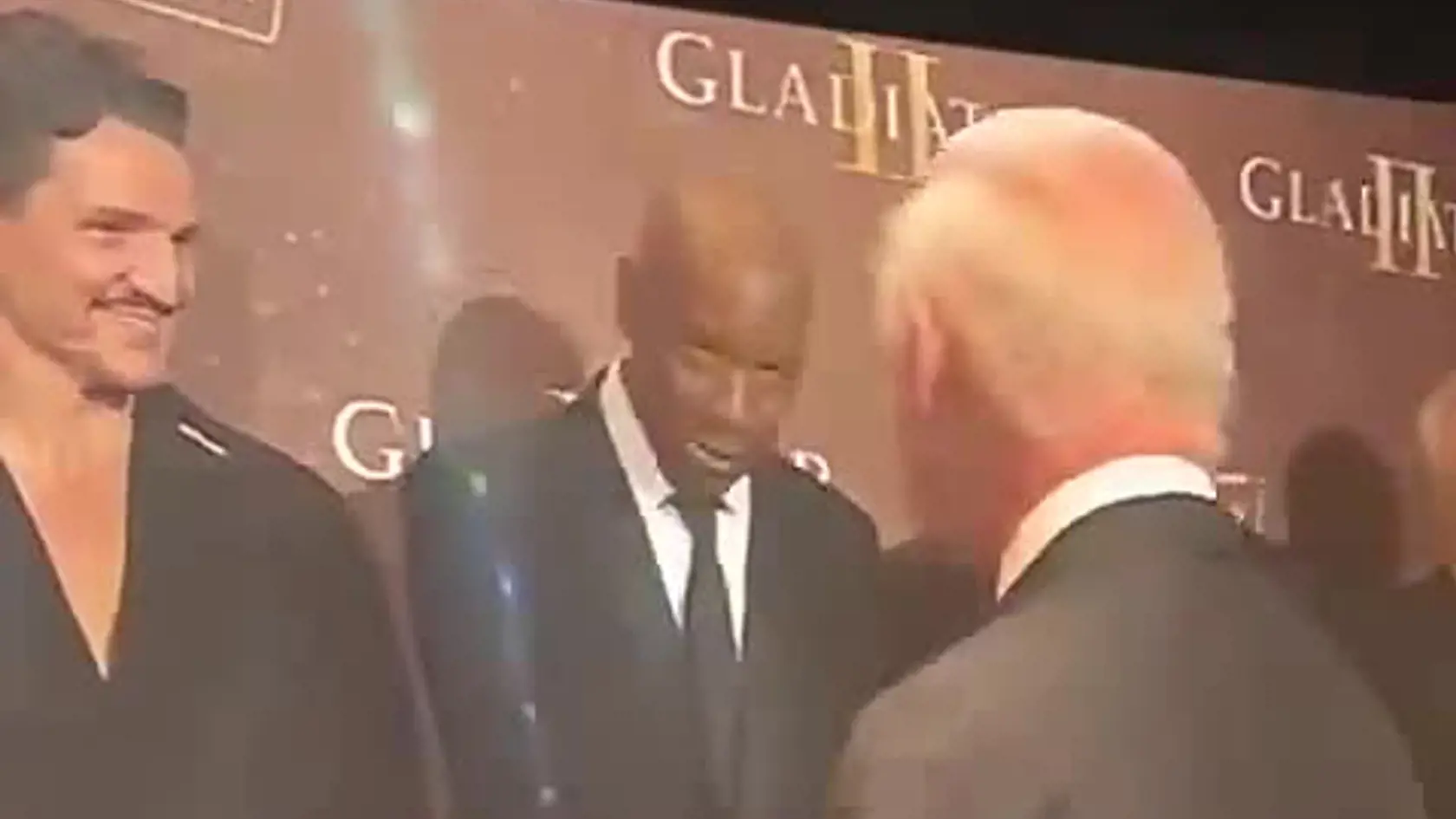 Kráľ Karol III. (76) sa privítal s hercami na premiére filmu Gladiátor 2.