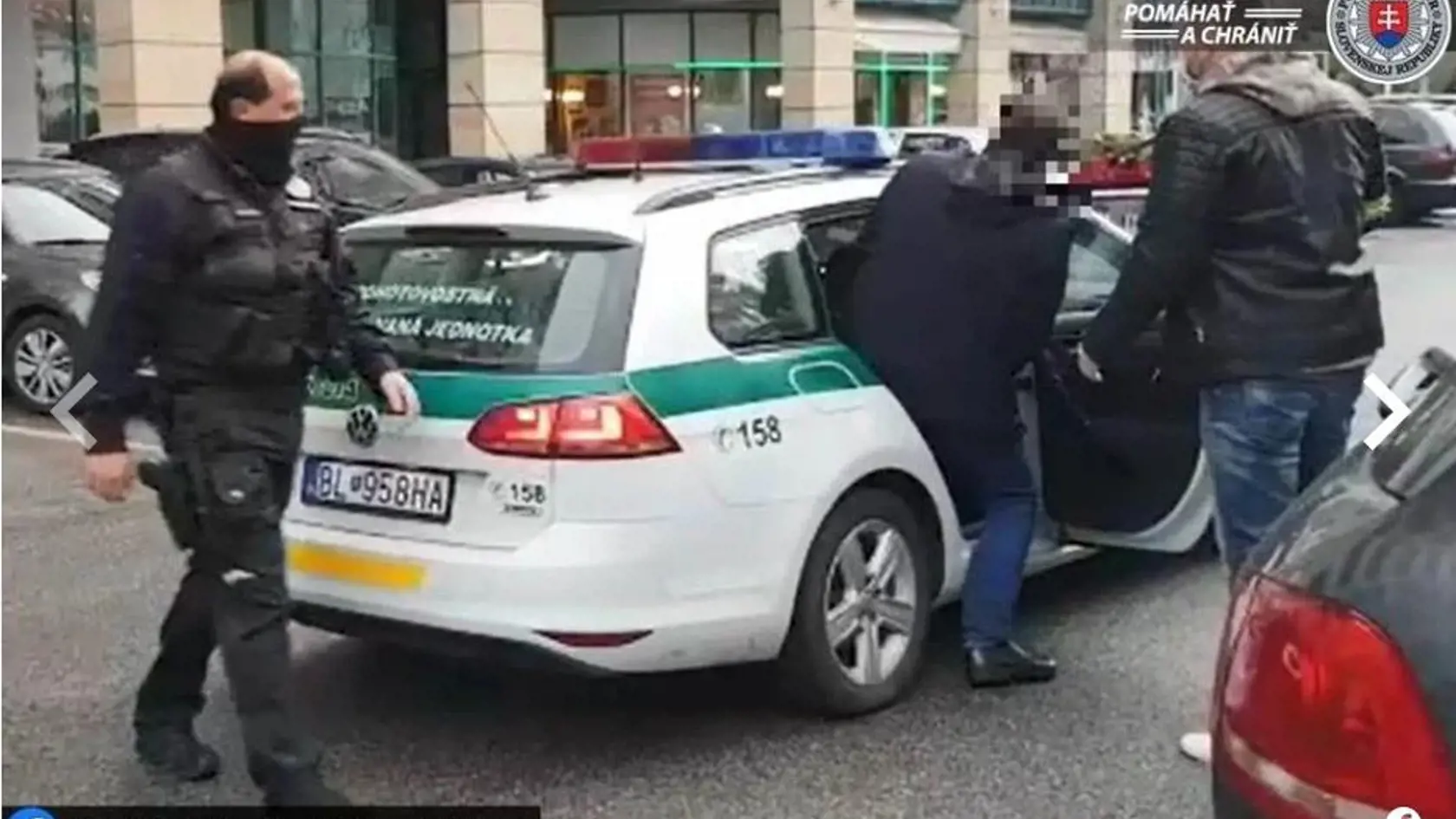 Takto policajti vo štvrtok odvážali Rudolfa Kusého z jeho úradu.